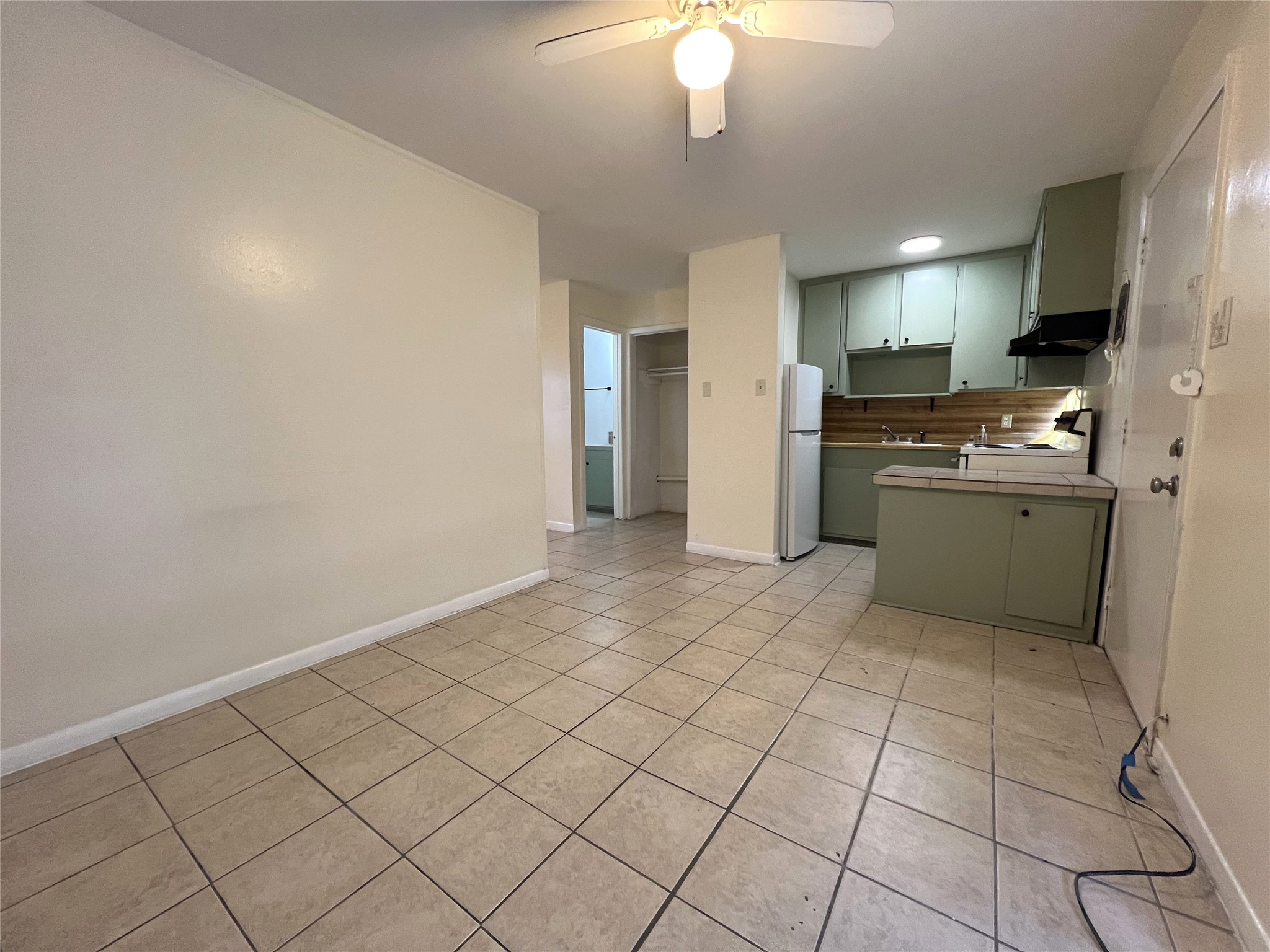 1210 Sycamore Avenue C Property Photo 4