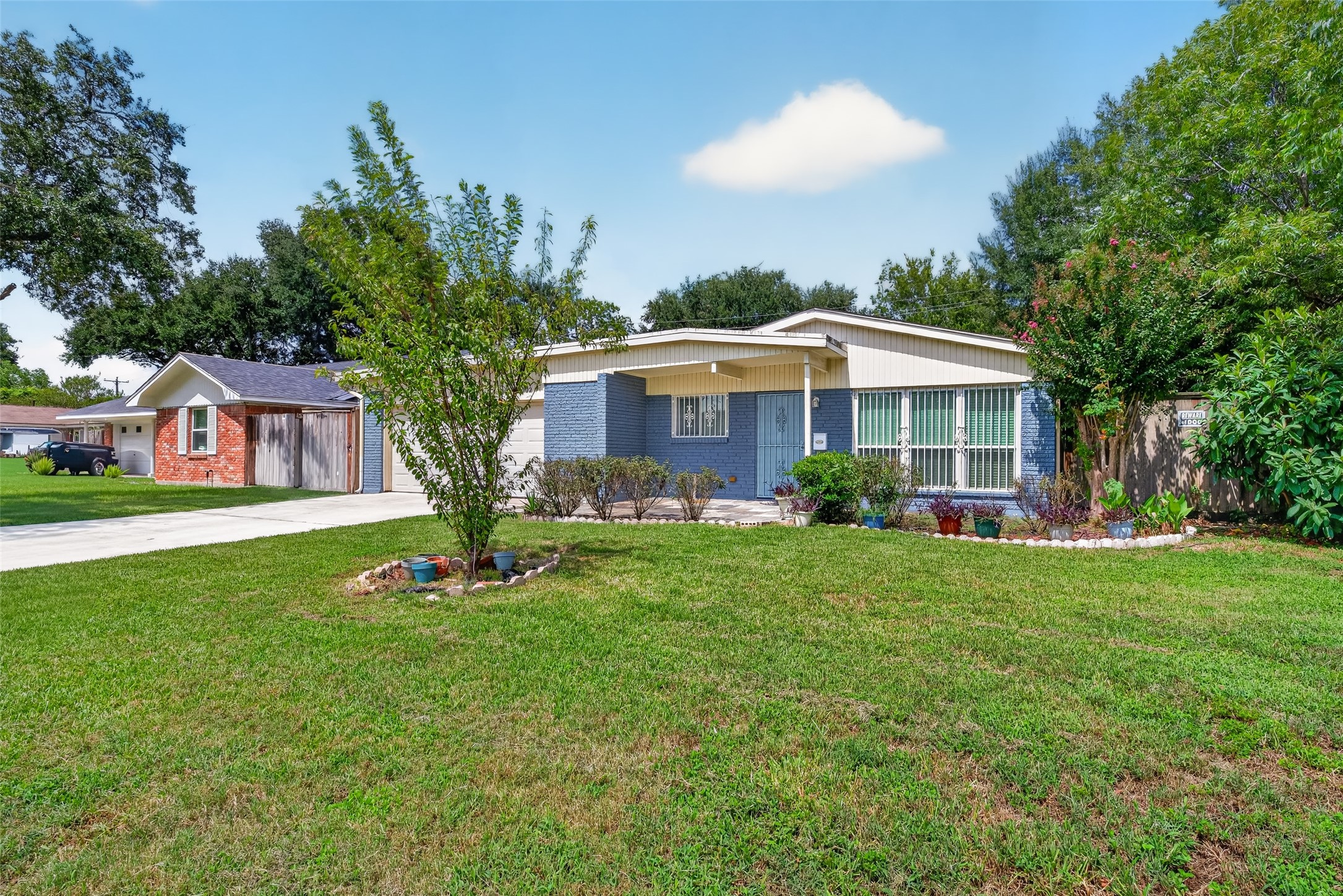 7002 Leader Street Property Photo 4