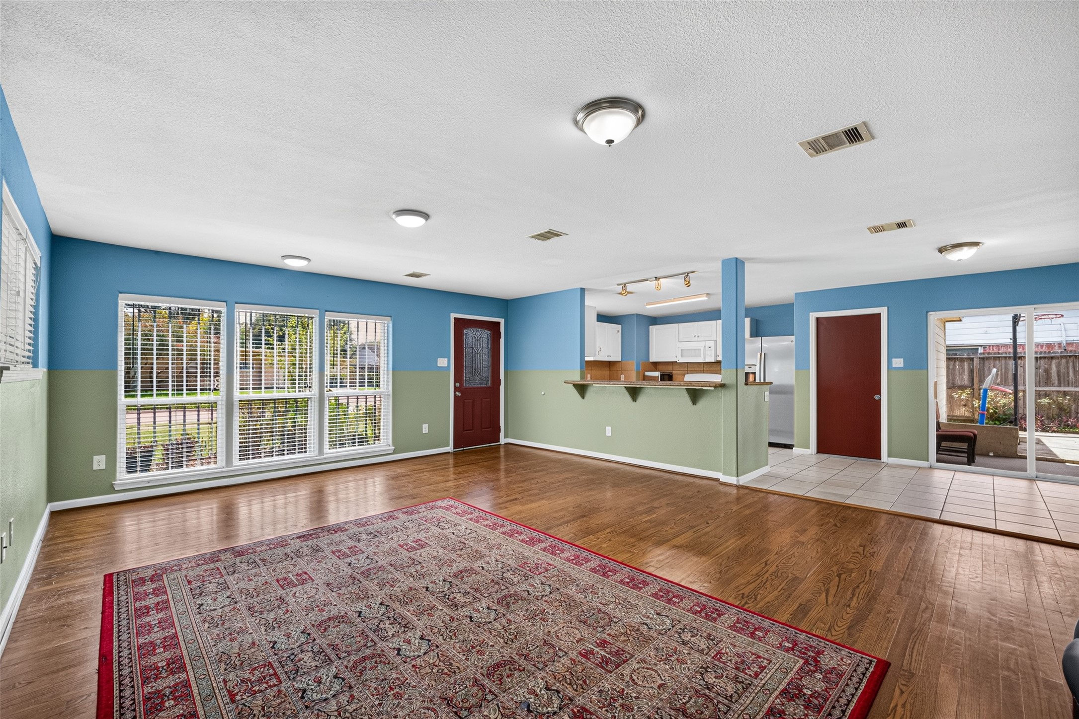 7002 Leader Street Property Photo 8