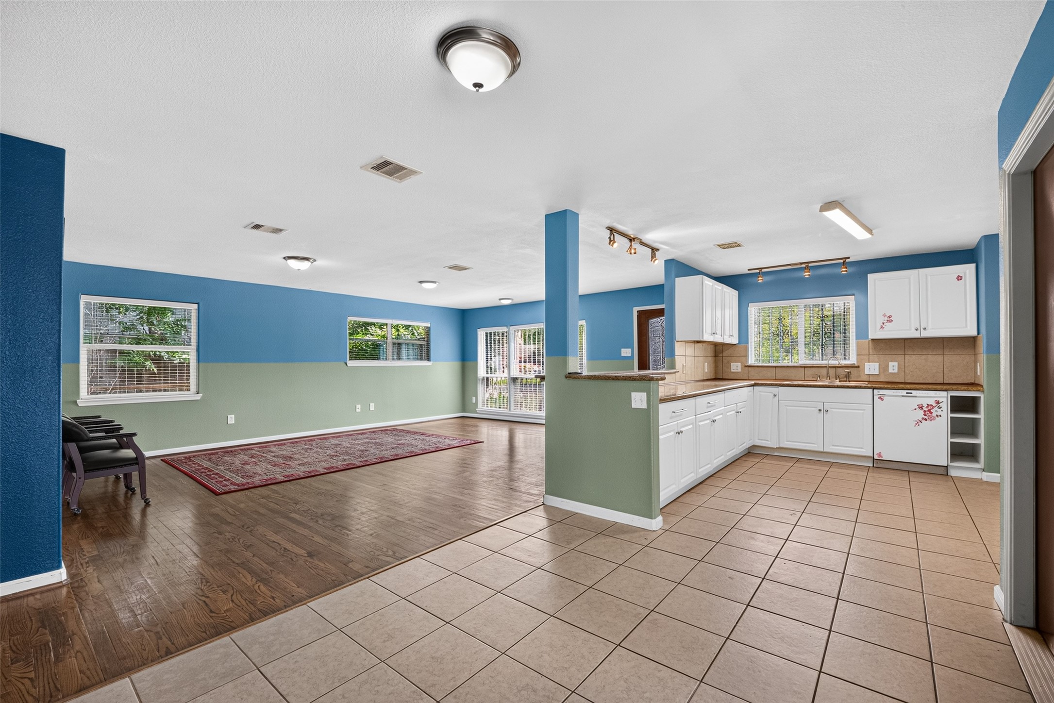 7002 Leader Street Property Photo 10