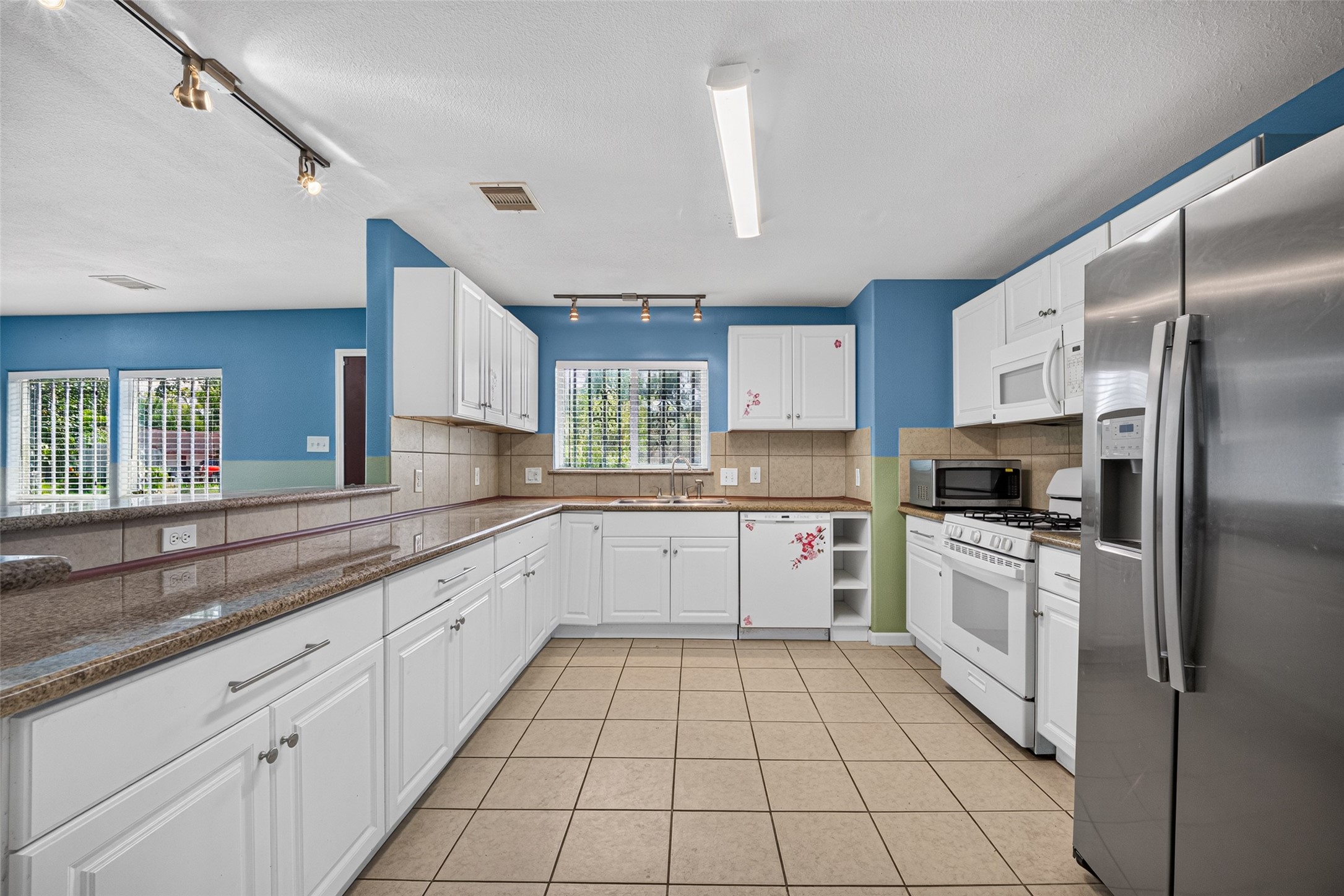 7002 Leader Street Property Photo 14