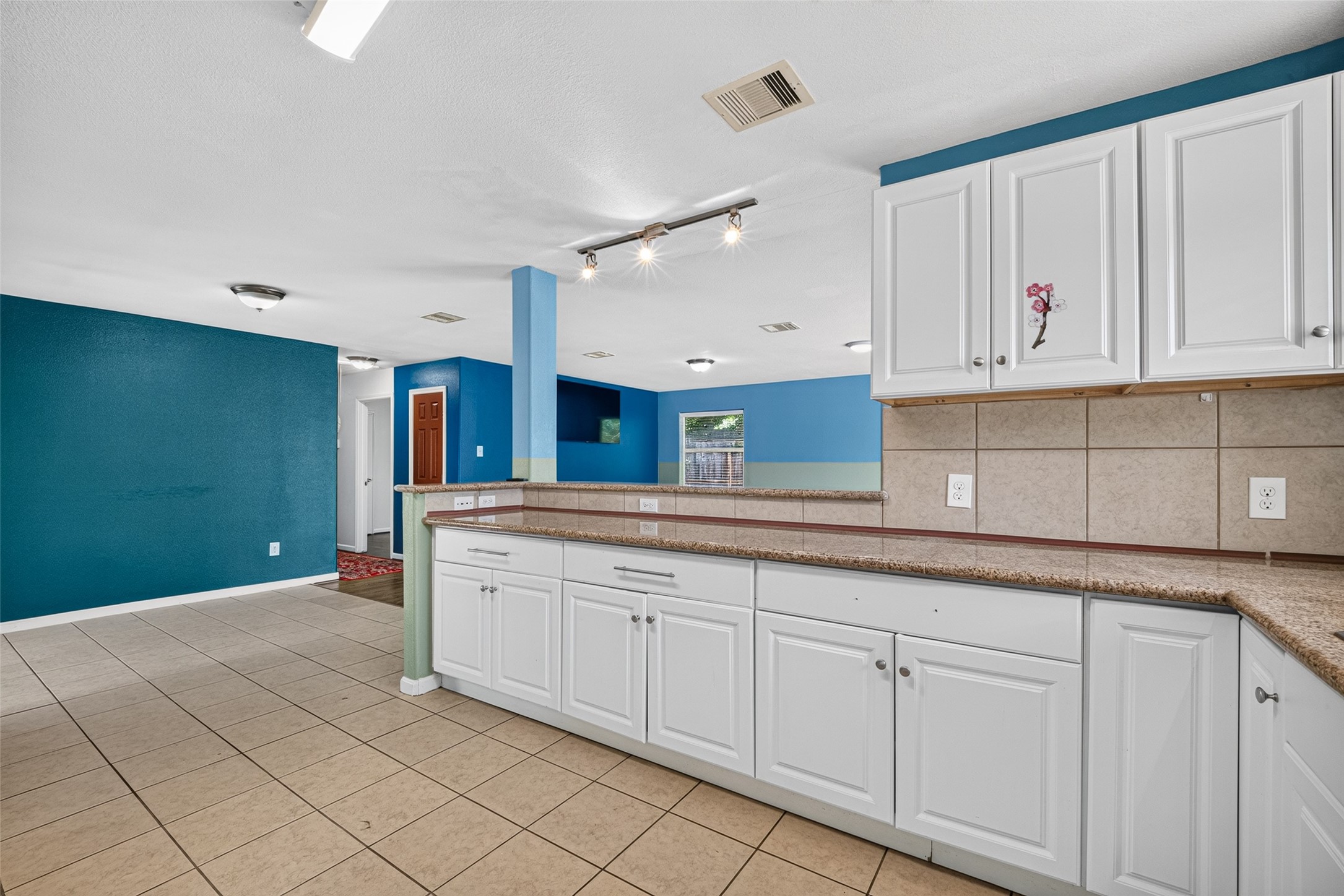 7002 Leader Street Property Photo 19