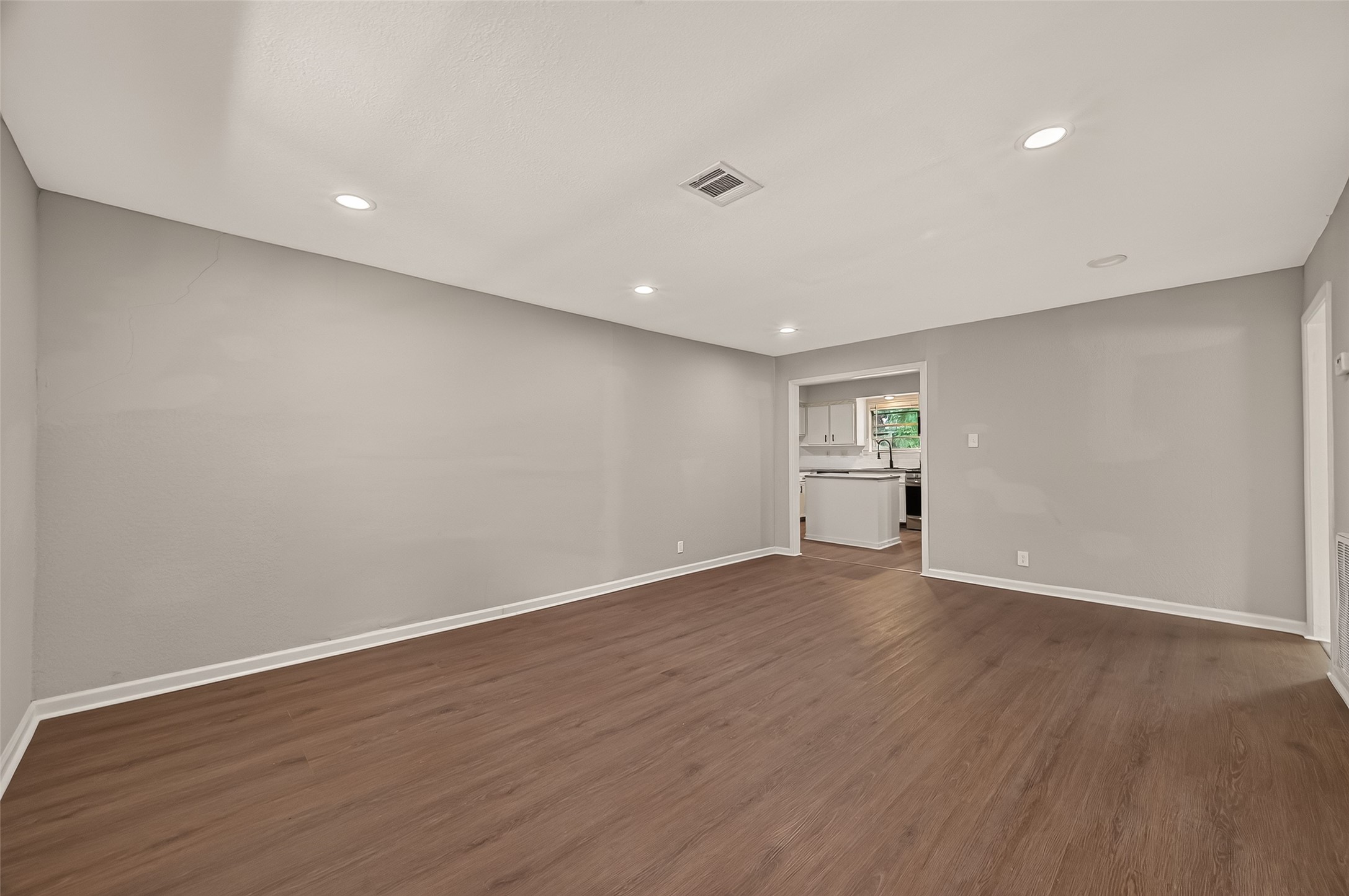 1509 Lawrence Avenue Property Photo 8