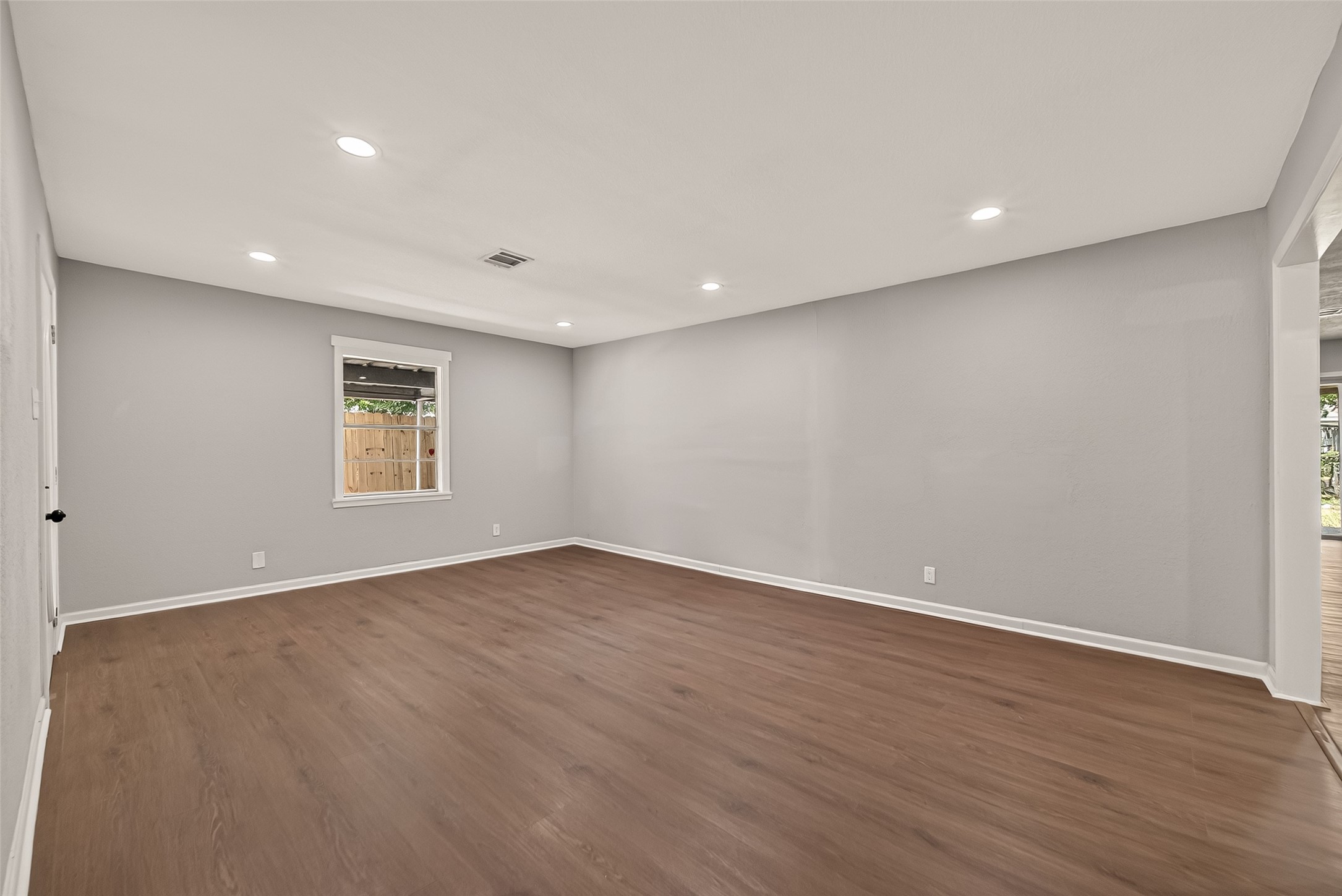 1509 Lawrence Avenue Property Photo 9