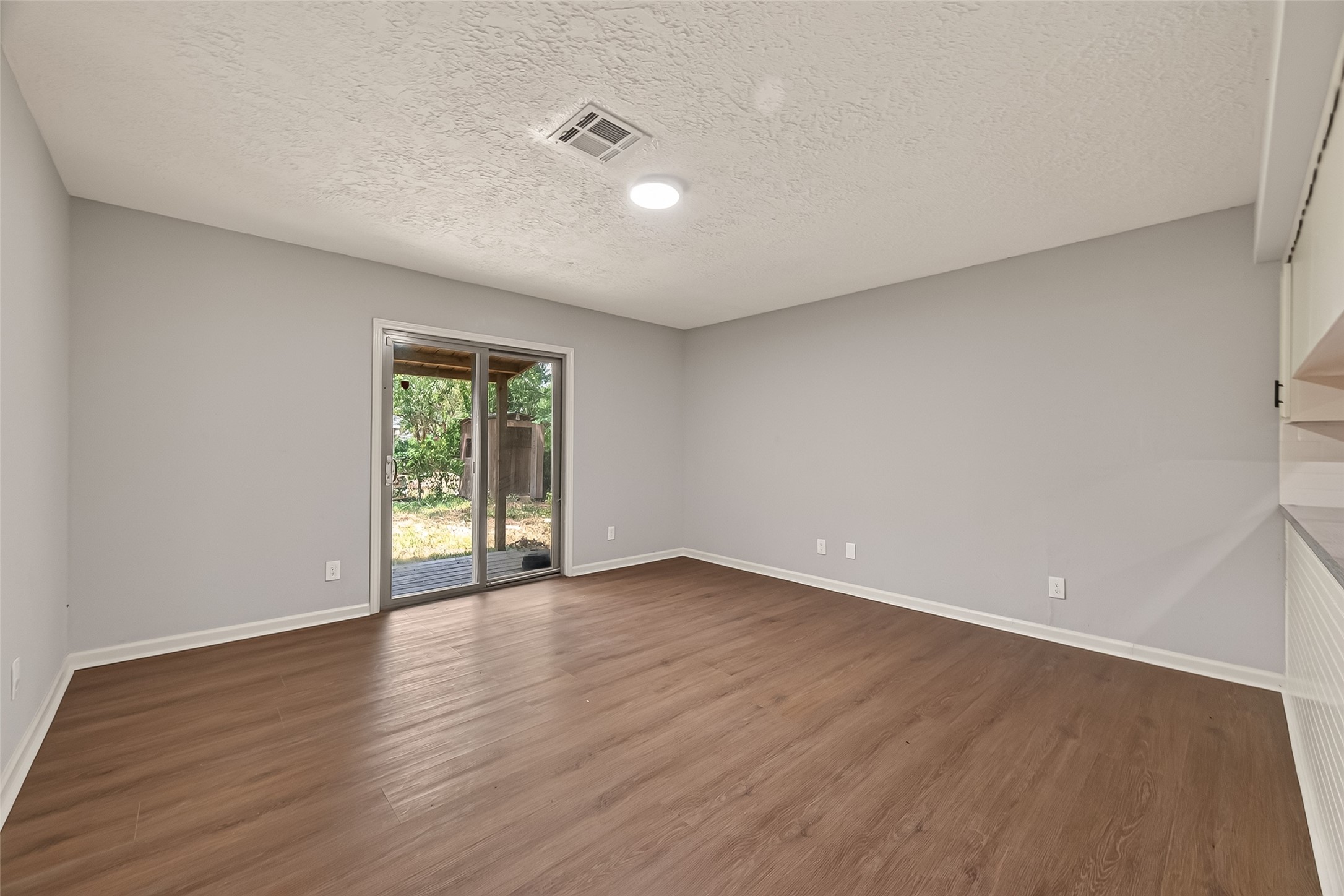 1509 Lawrence Avenue Property Photo 14