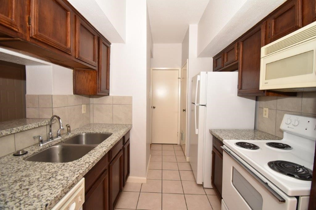 6602 Harbor Town Drive 605 Property Photo 2