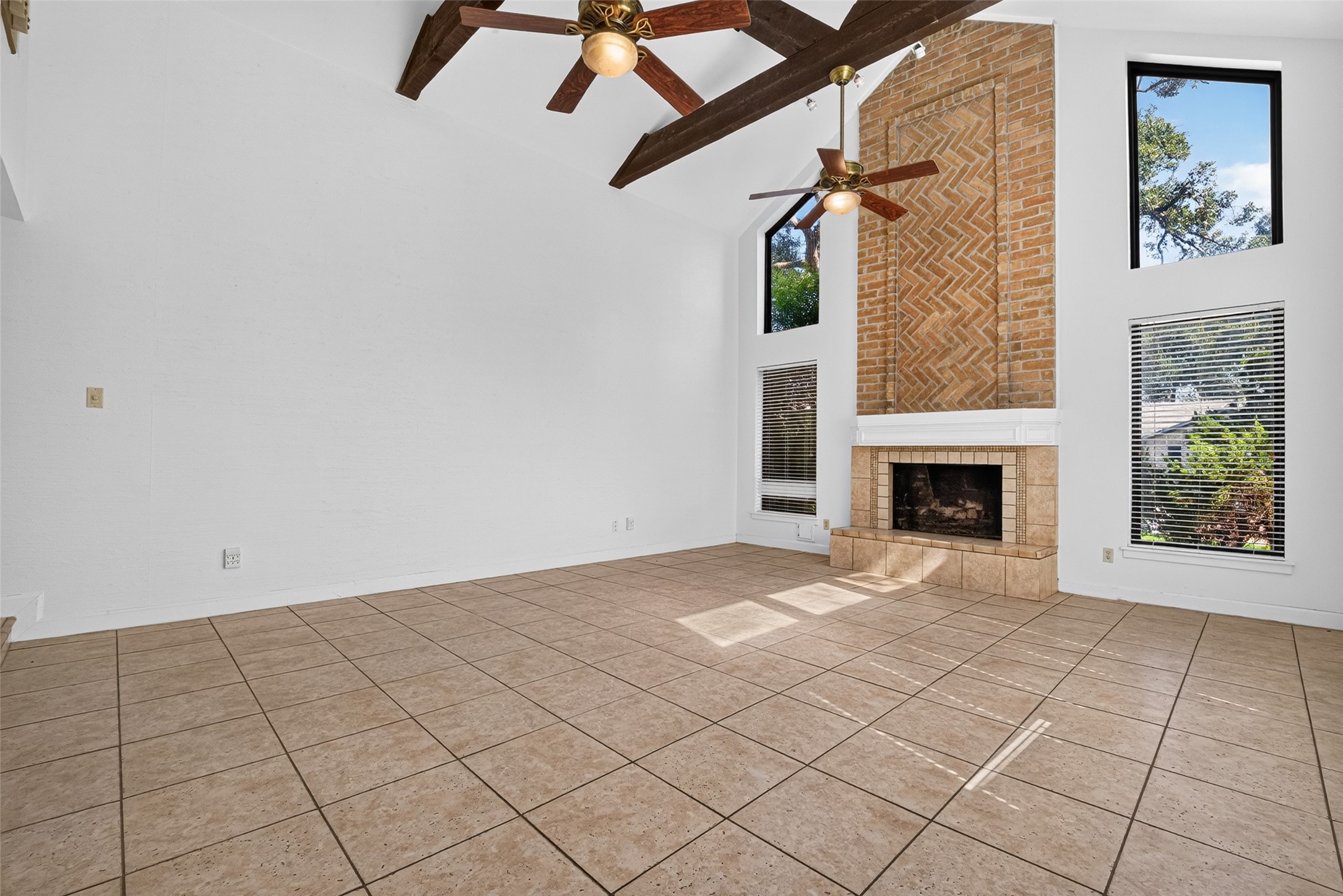 3119 Villa Lane Property Photo 9