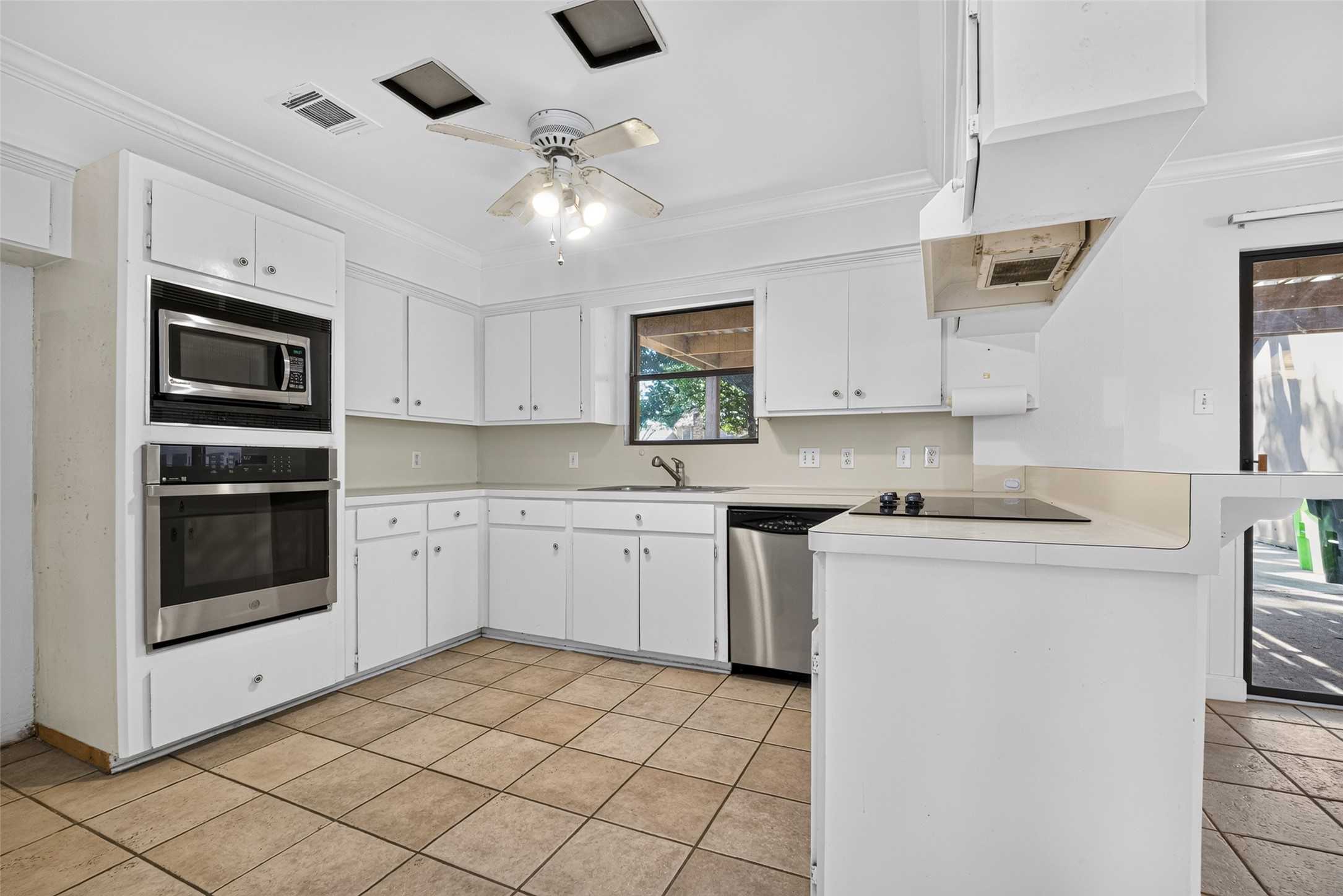 3119 Villa Lane Property Photo 21