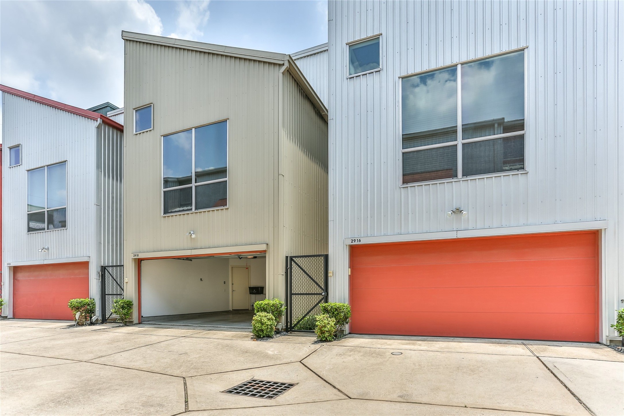 2918 Commerce Street Property Photo 1