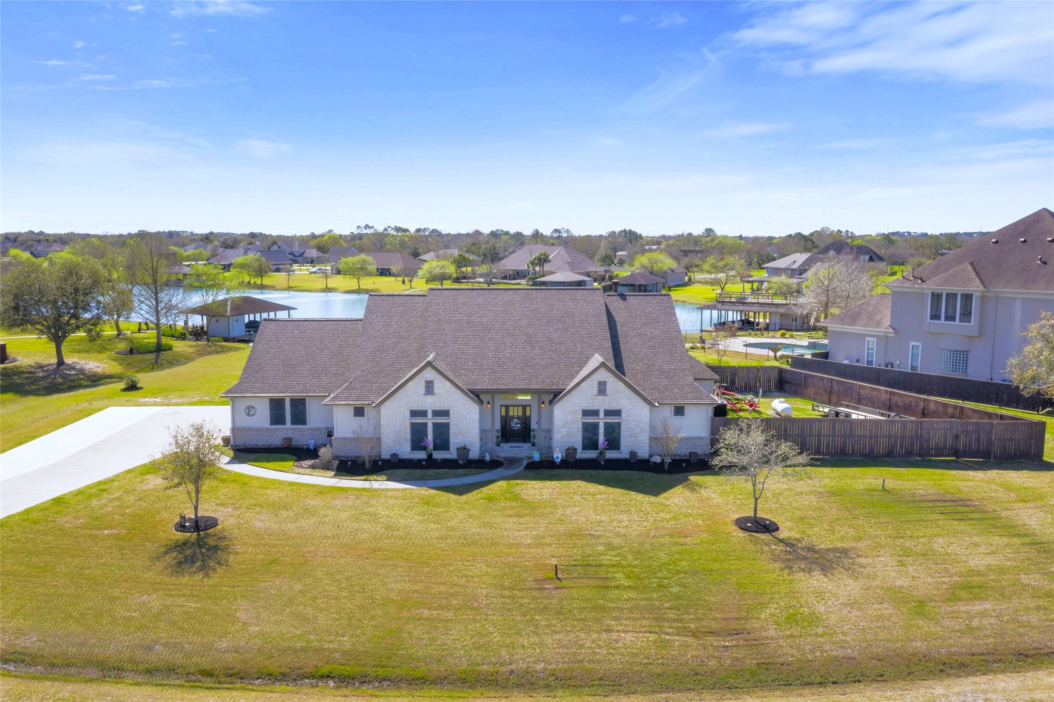 122 Lago Circle Drive N Property Photo