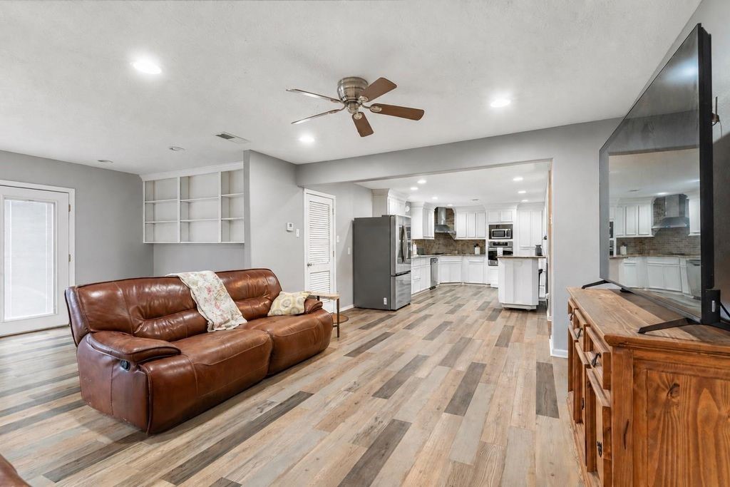 24511 Sunny Glen Dr Drive Property Photo 3