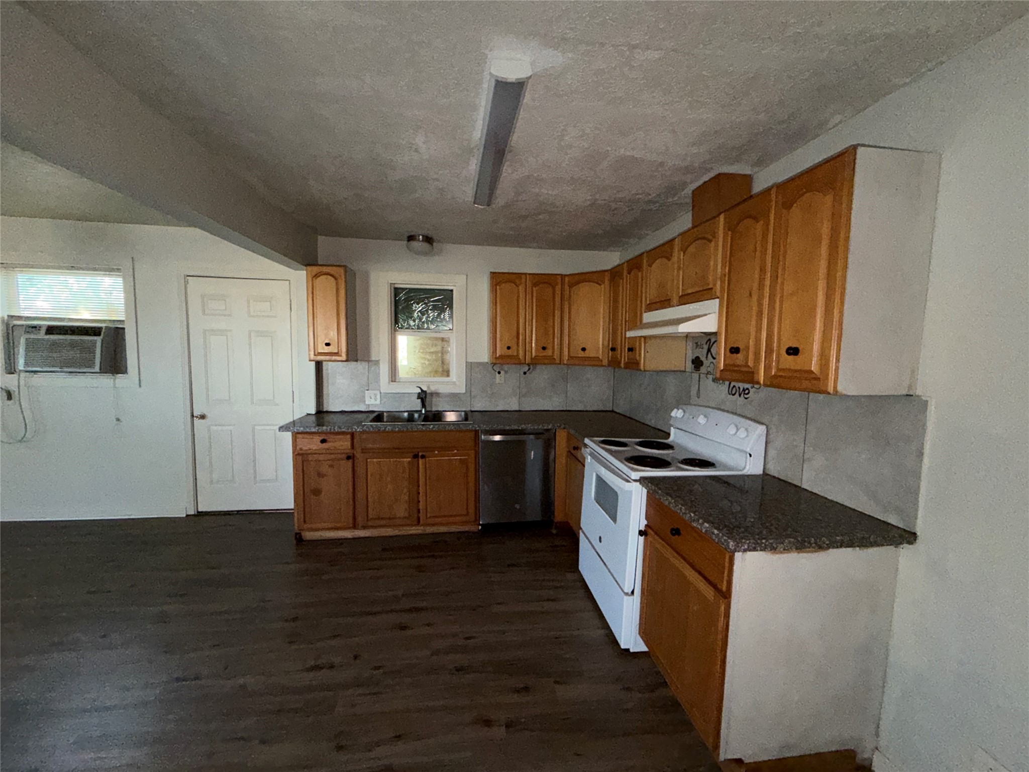 412 Snow Drive Property Photo 3