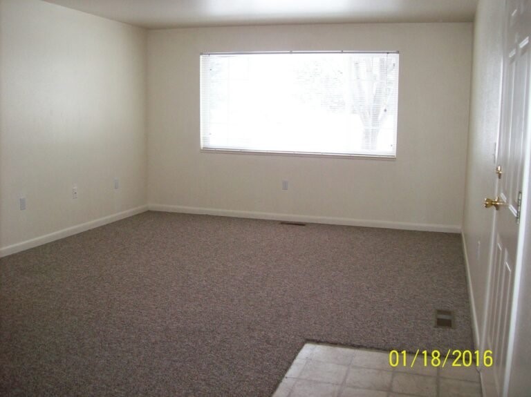 343 W Pine St Property Photo 4