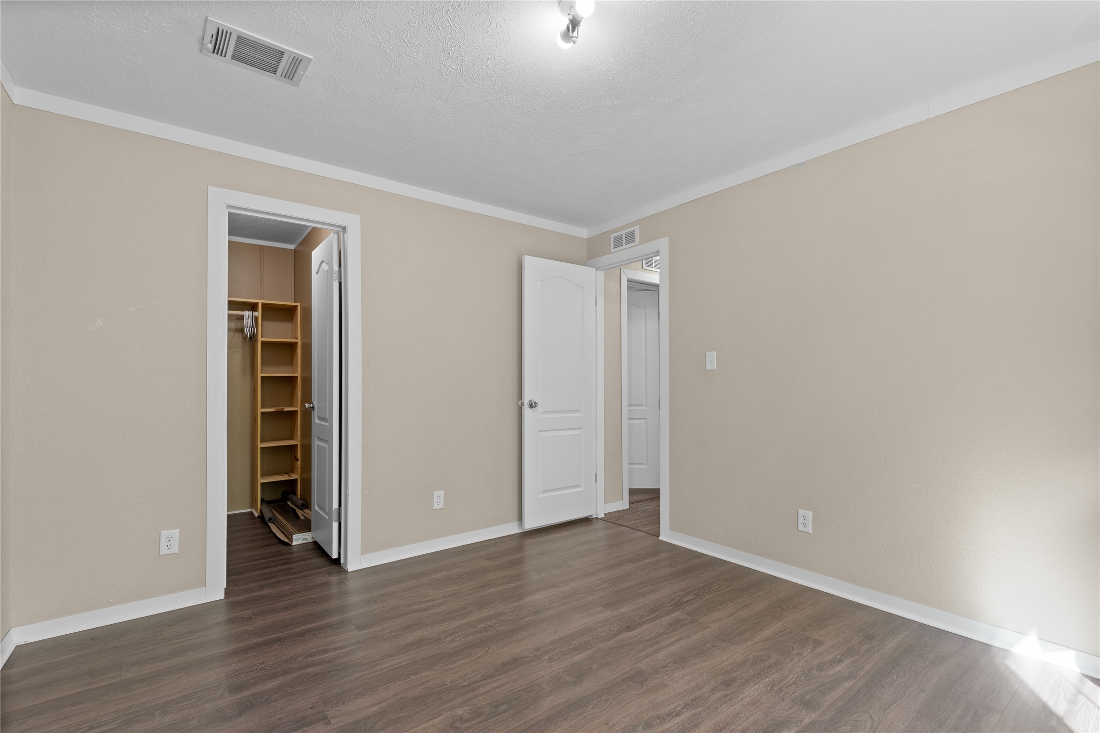 141 Leaning Oak Drive Property Photo 13