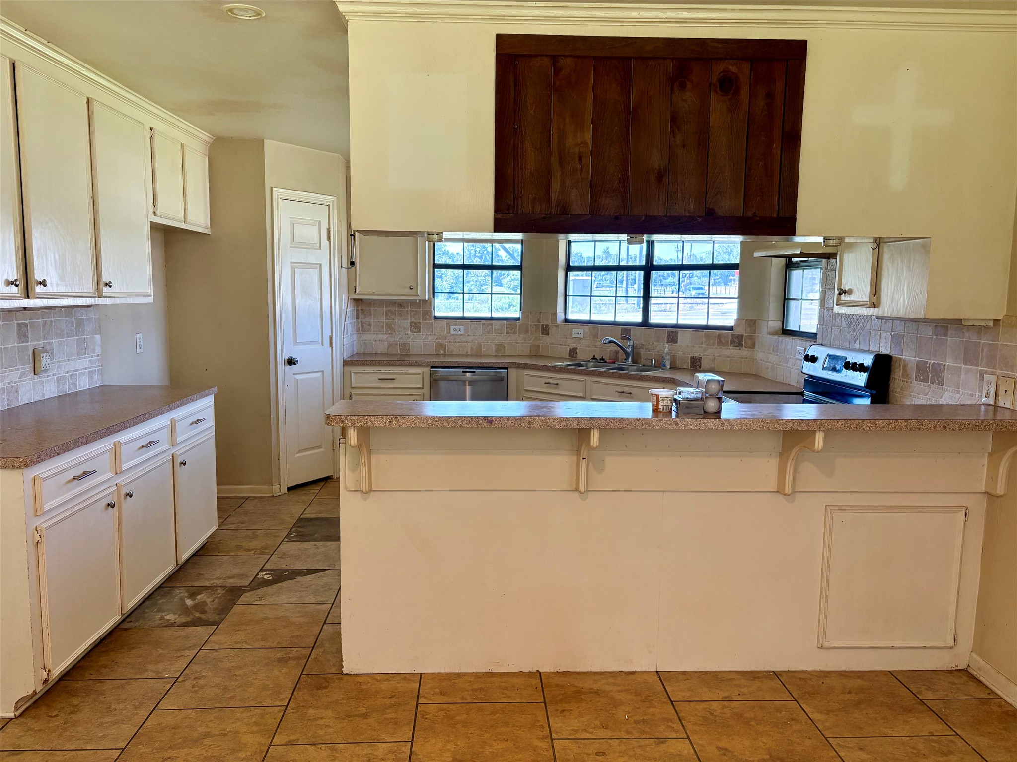 8874 Spring Woods Drive Property Photo 10