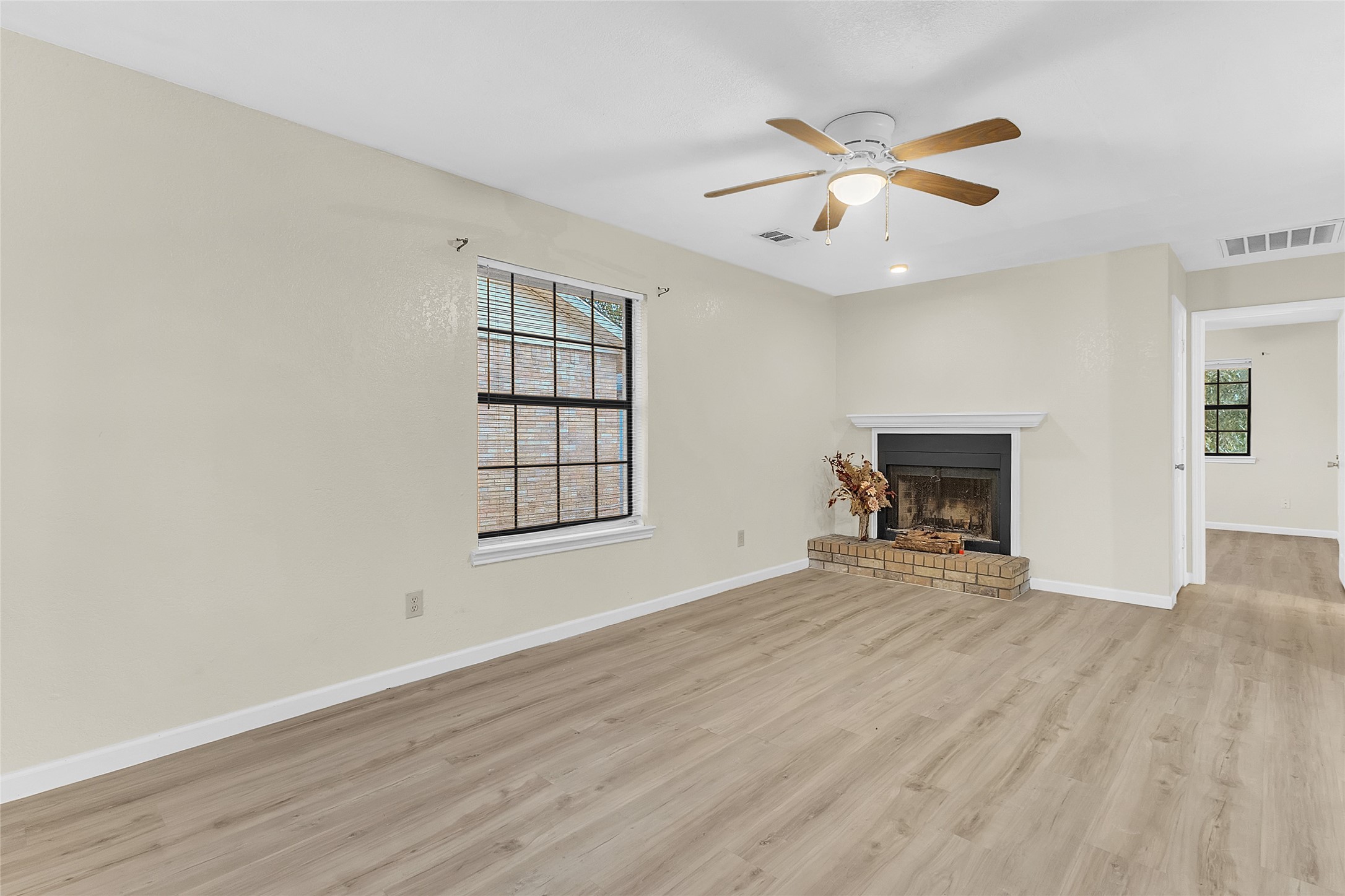 209 W Trinity Street D Property Photo 3