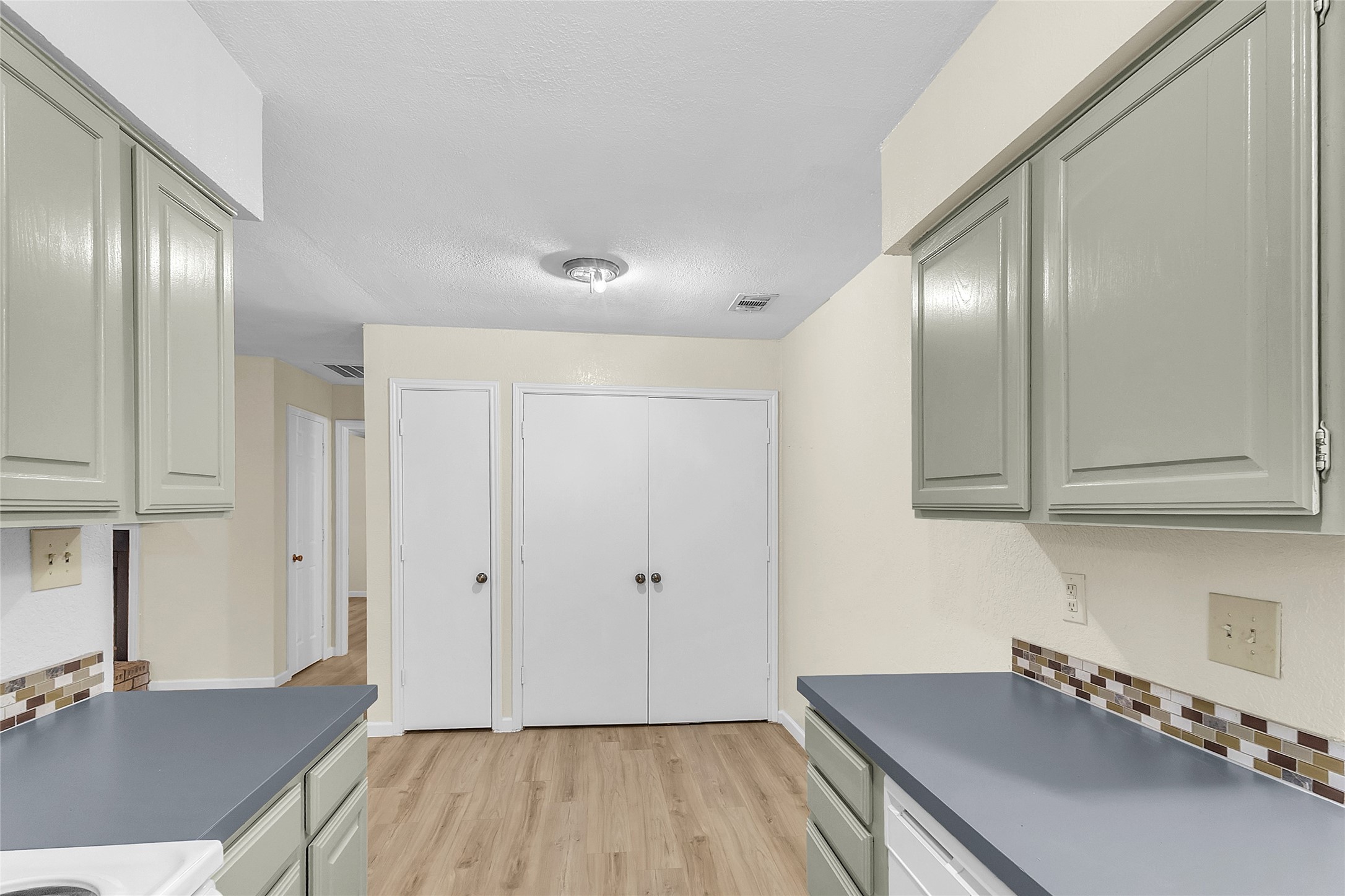 209 W Trinity Street D Property Photo 5