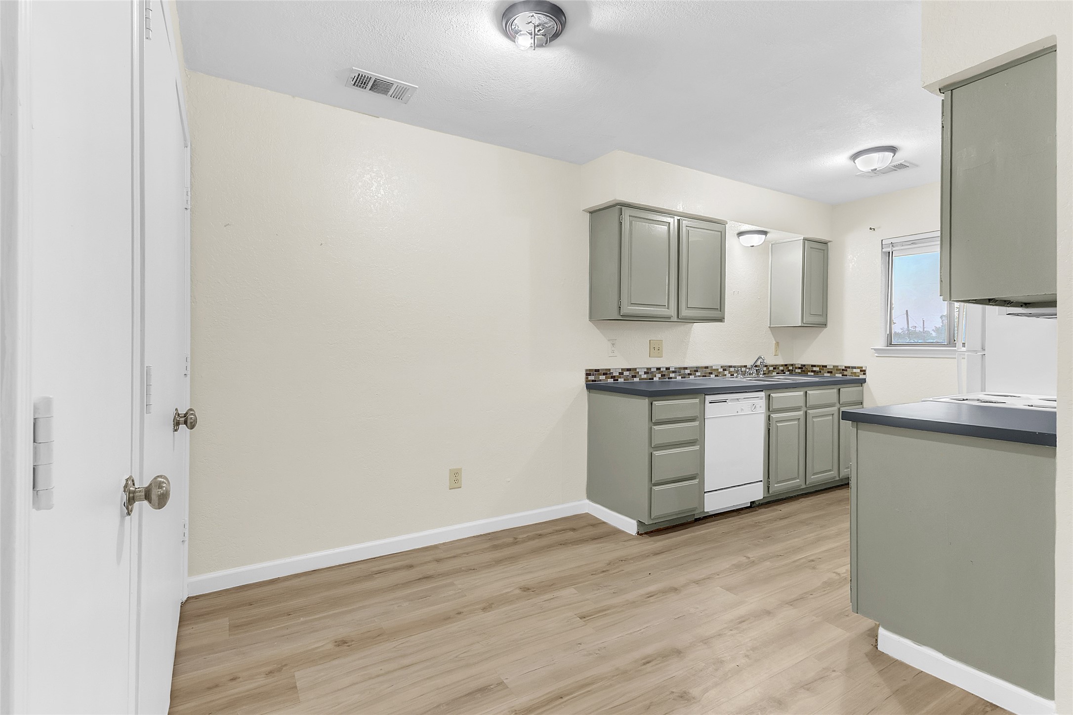 209 W Trinity Street D Property Photo 9