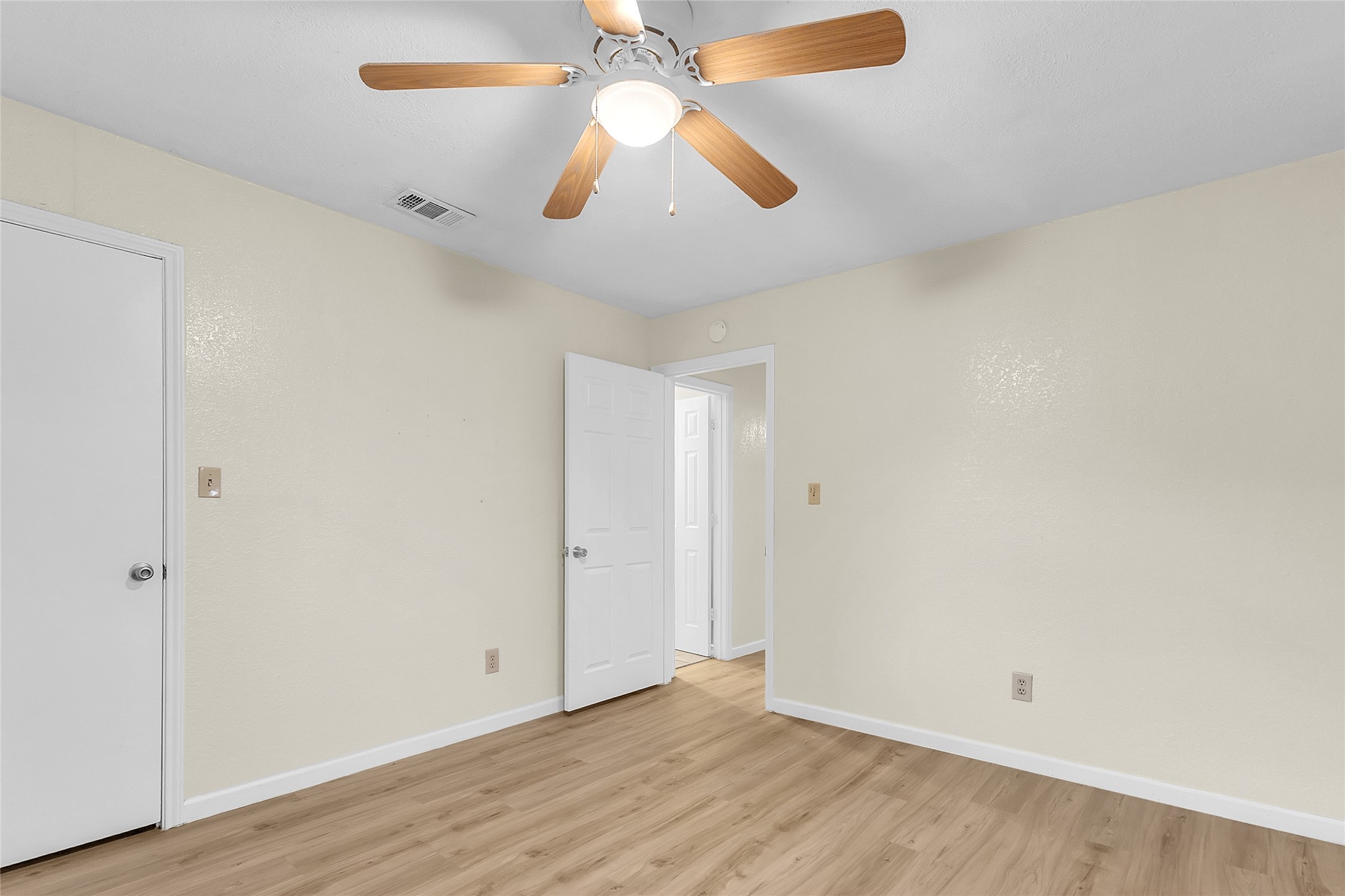 209 W Trinity Street D Property Photo 12