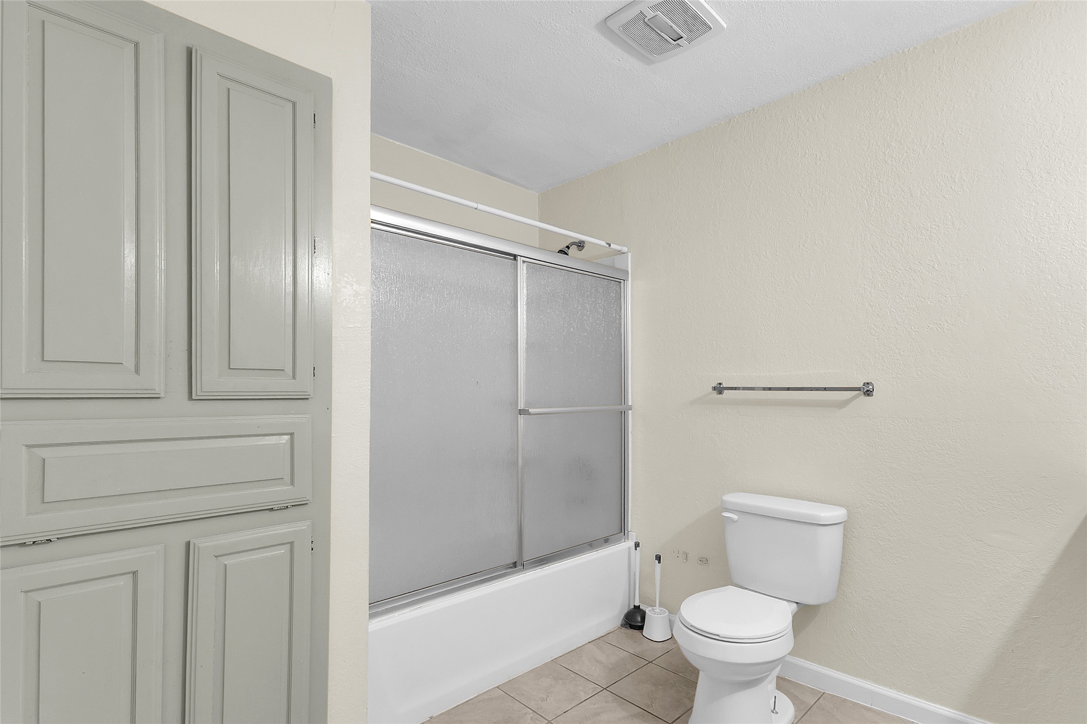 209 W Trinity Street D Property Photo 14