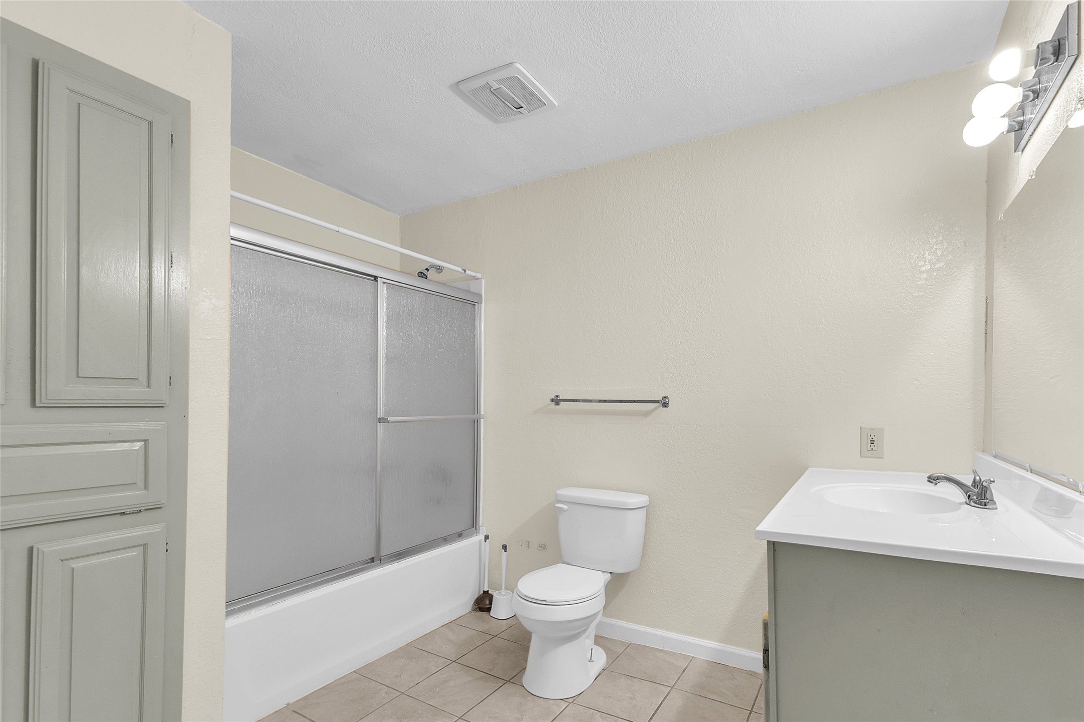 209 W Trinity Street D Property Photo 16