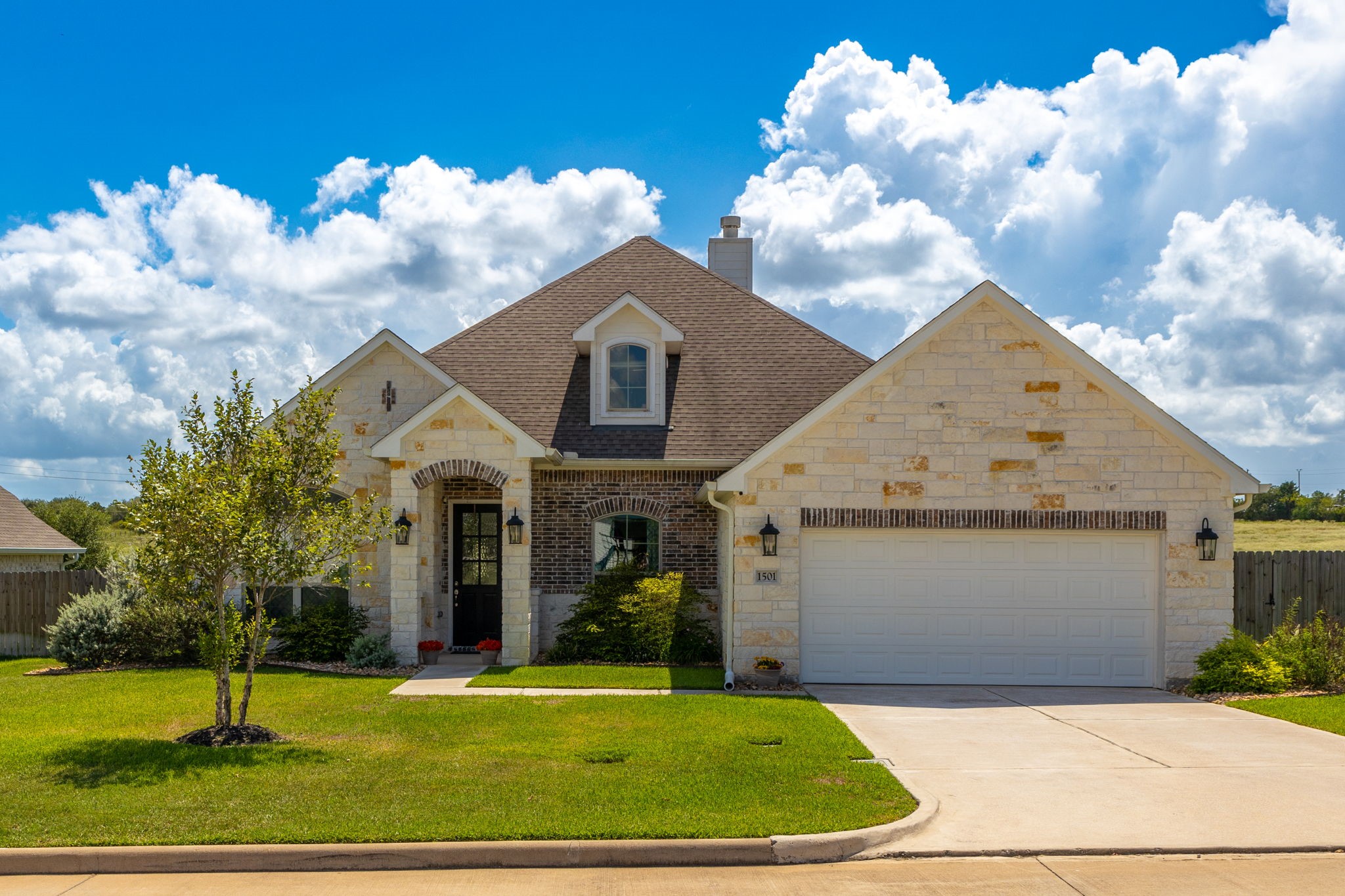 1501 Timber Oaks Drive Property Photo 1