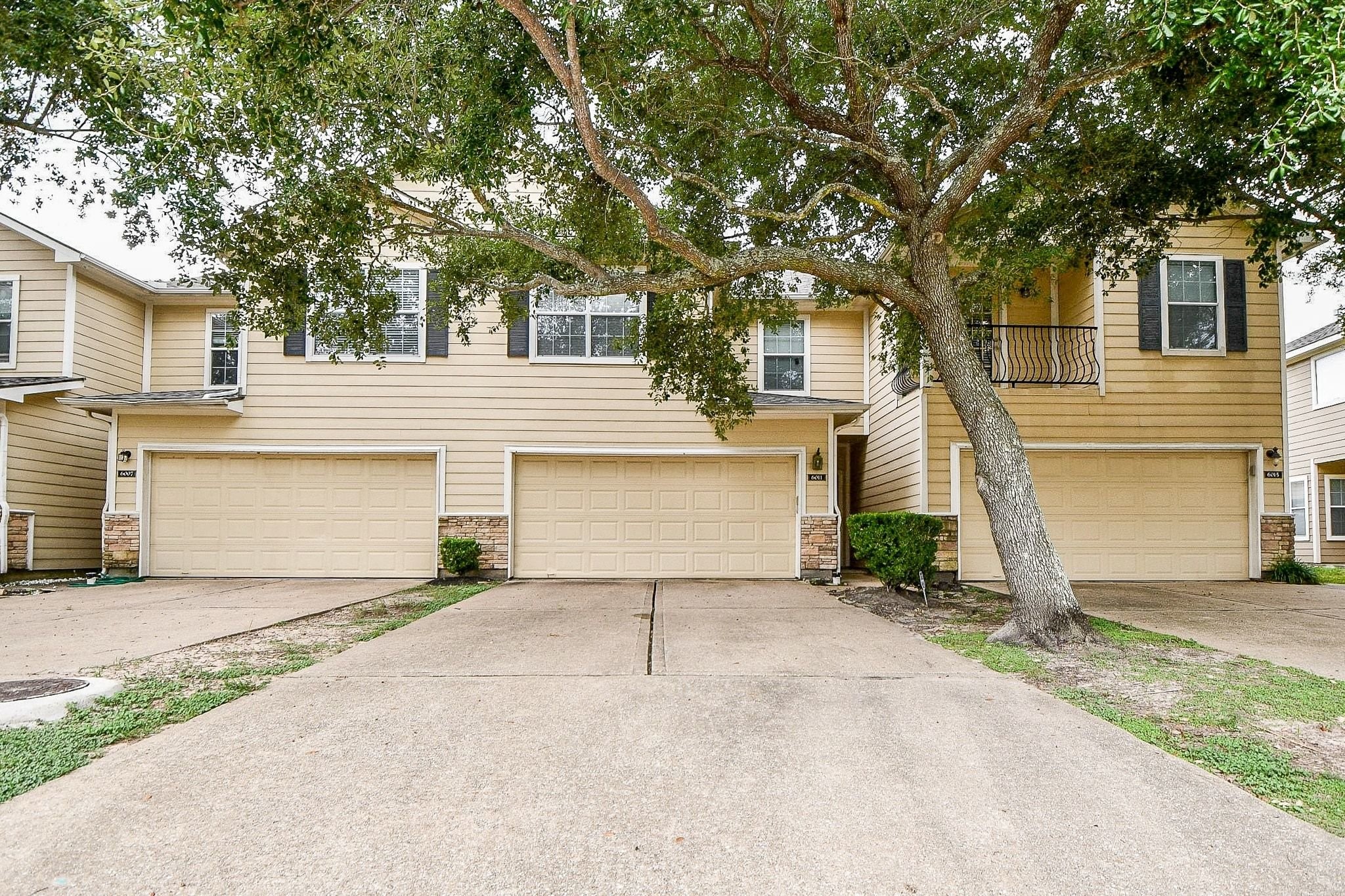 6011 Shadow Isle Lane Property Photo 1