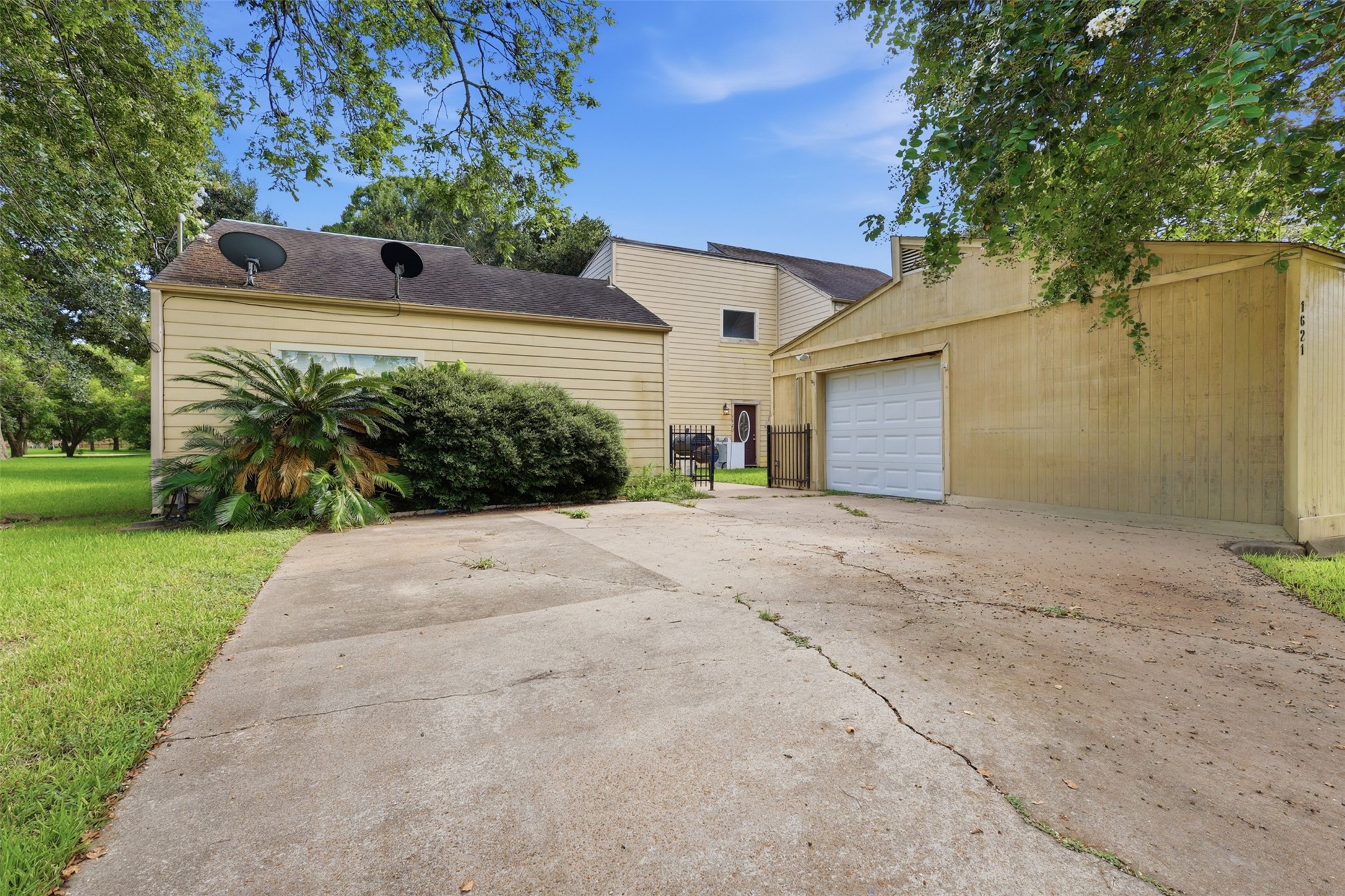 1621 & 1623 W Adoue Street Property Photo 2