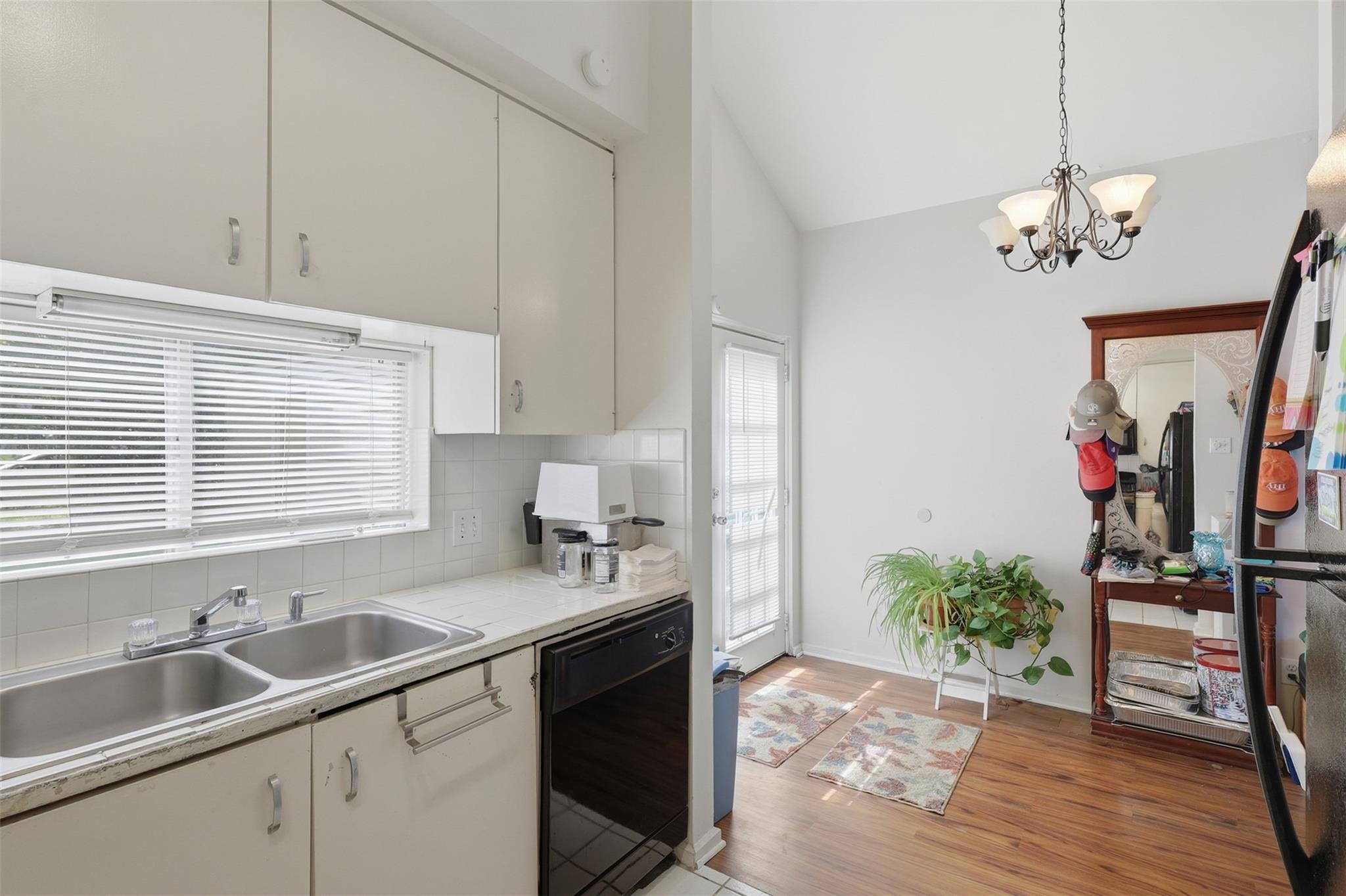 1621 & 1623 W Adoue Street Property Photo 11