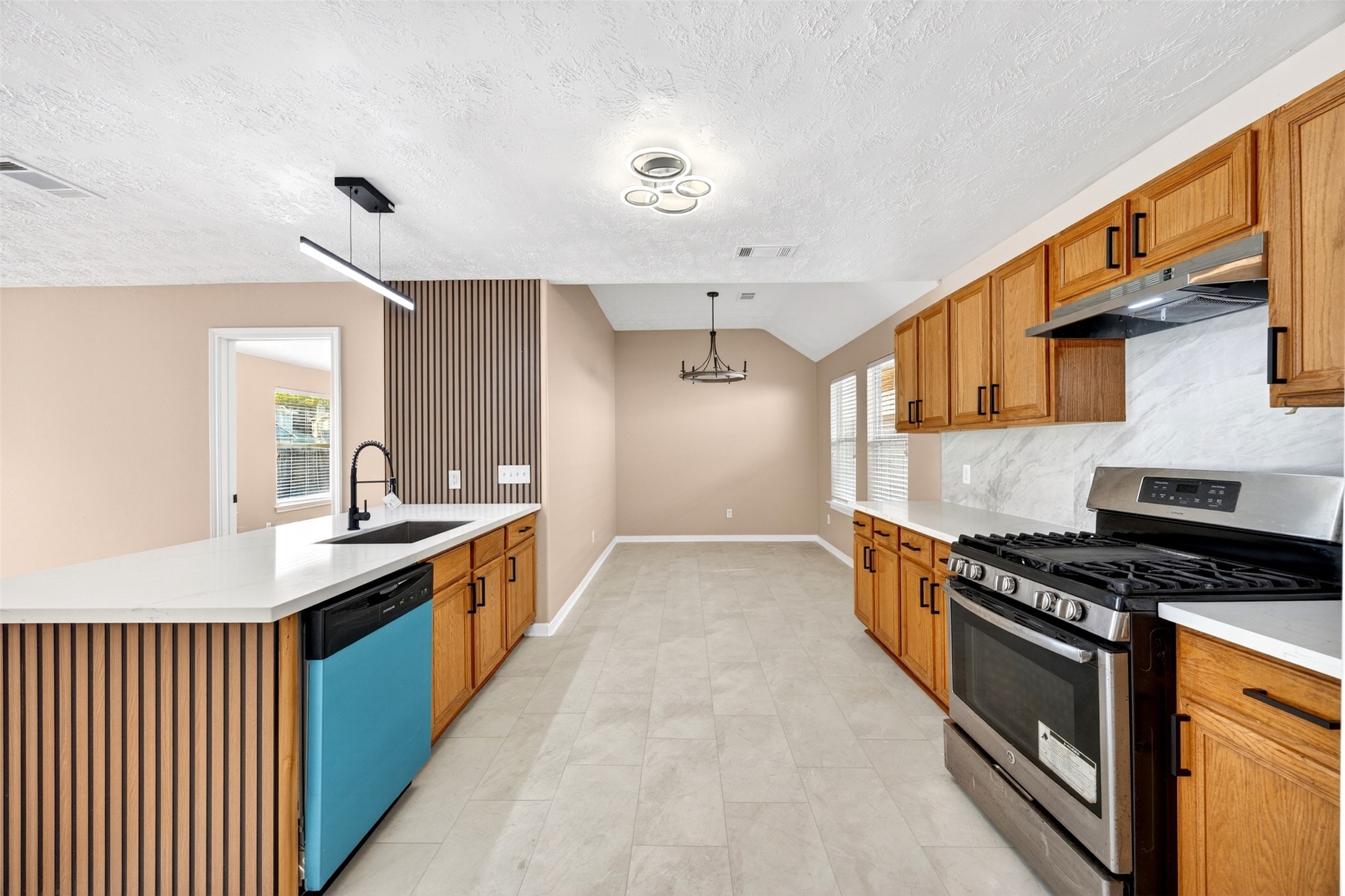 15014 Middle Oaks Boulevard Property Photo 17
