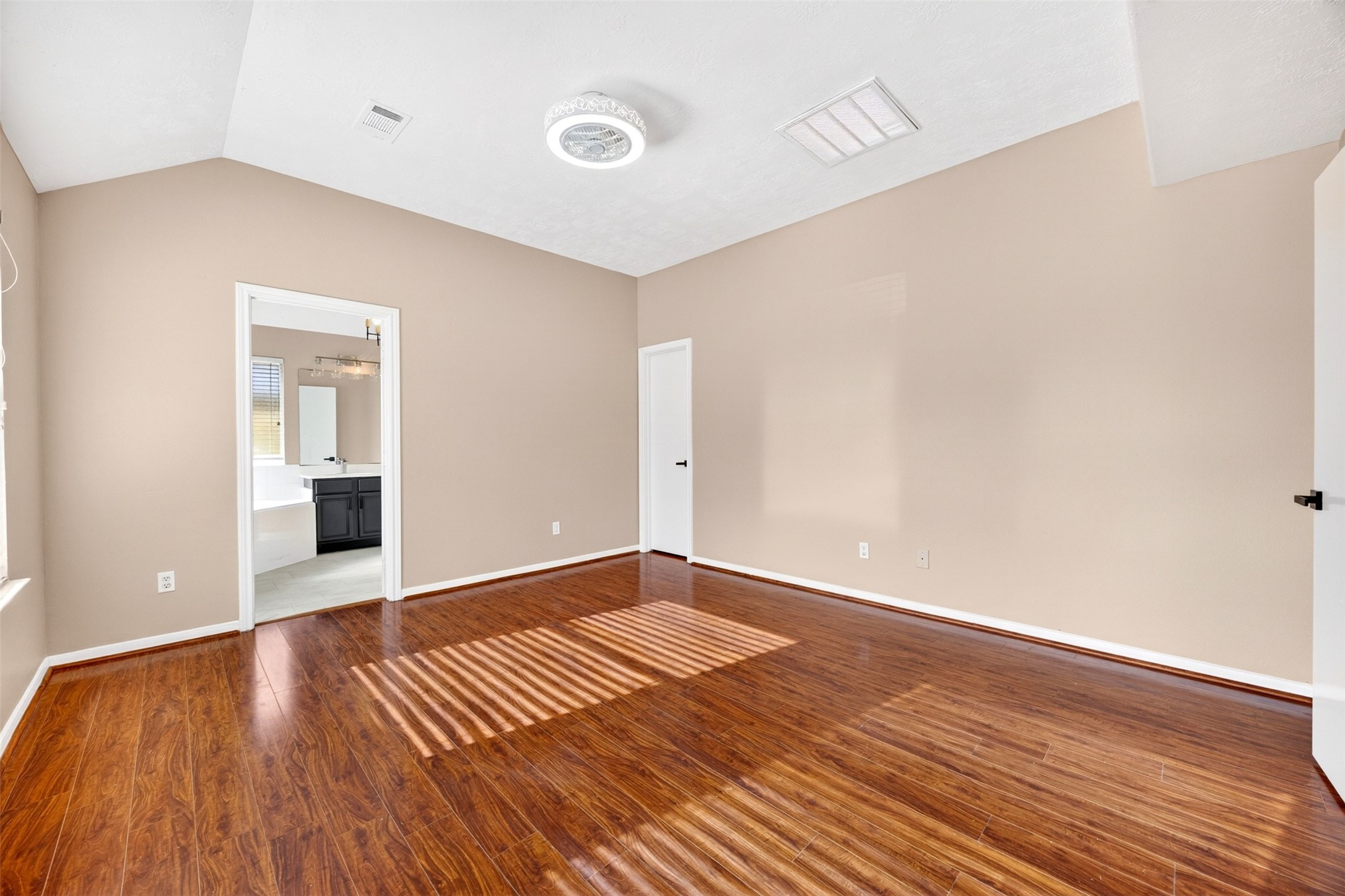 15014 Middle Oaks Boulevard Property Photo 22