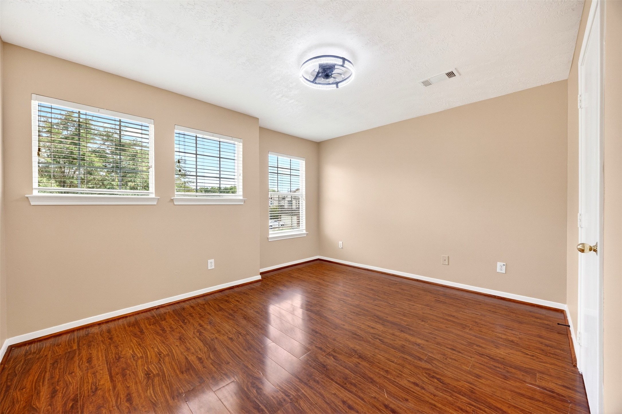 15014 Middle Oaks Boulevard Property Photo 30