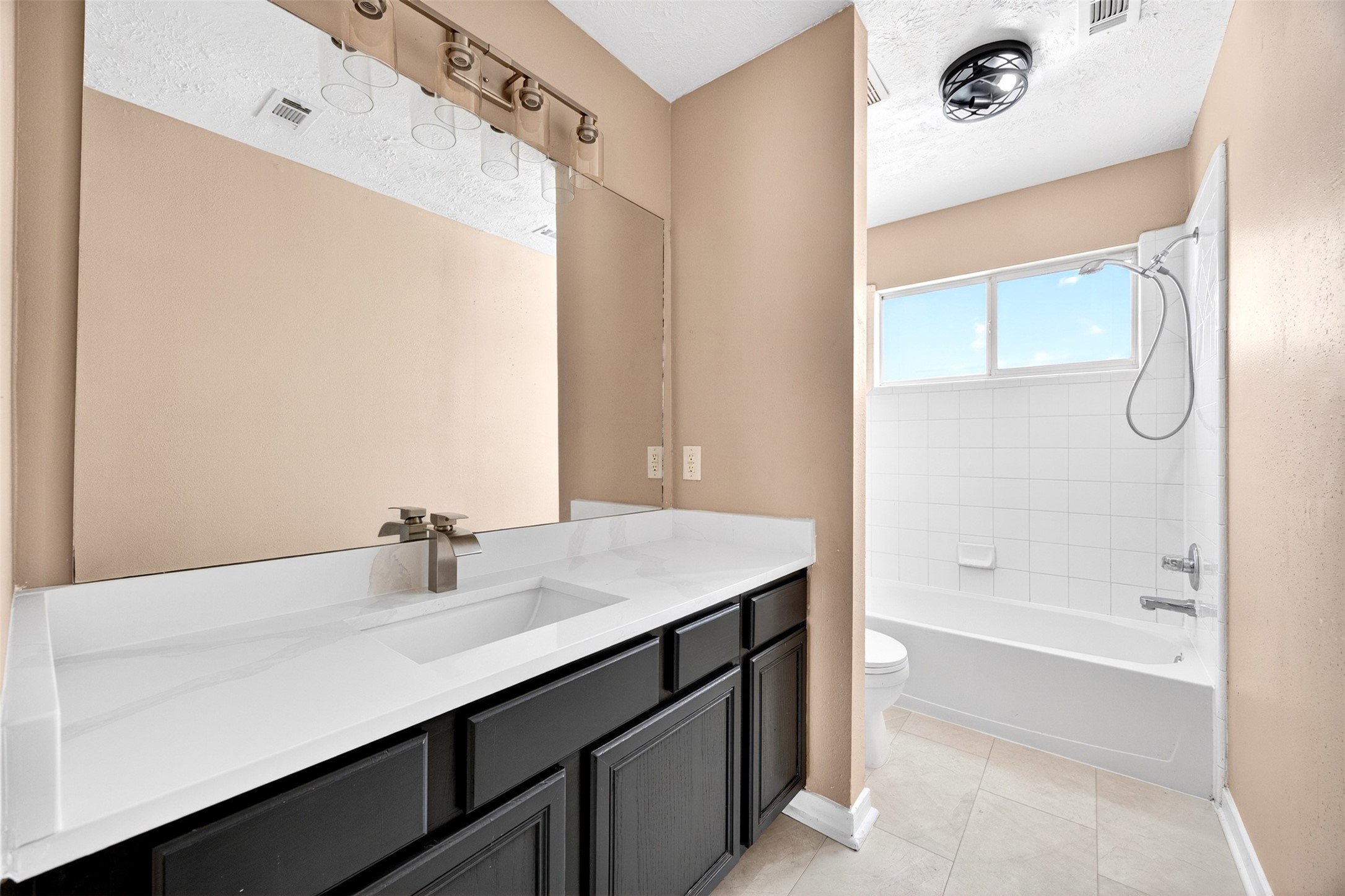 15014 Middle Oaks Boulevard Property Photo 32