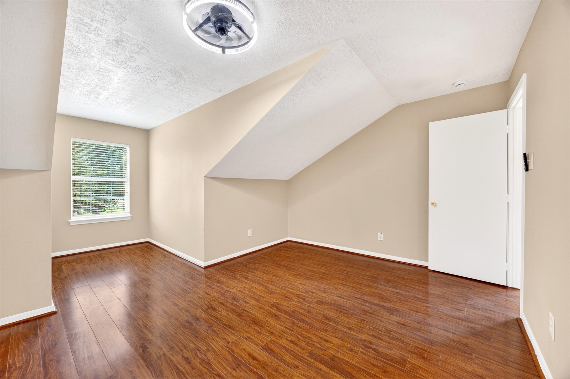 15014 Middle Oaks Boulevard Property Photo 33