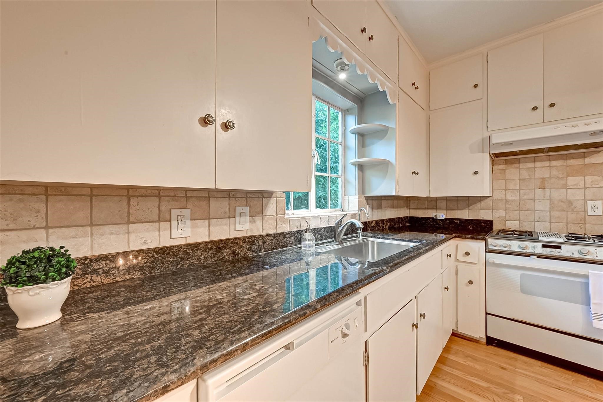 4628 Roseneath Drive Property Photo 7