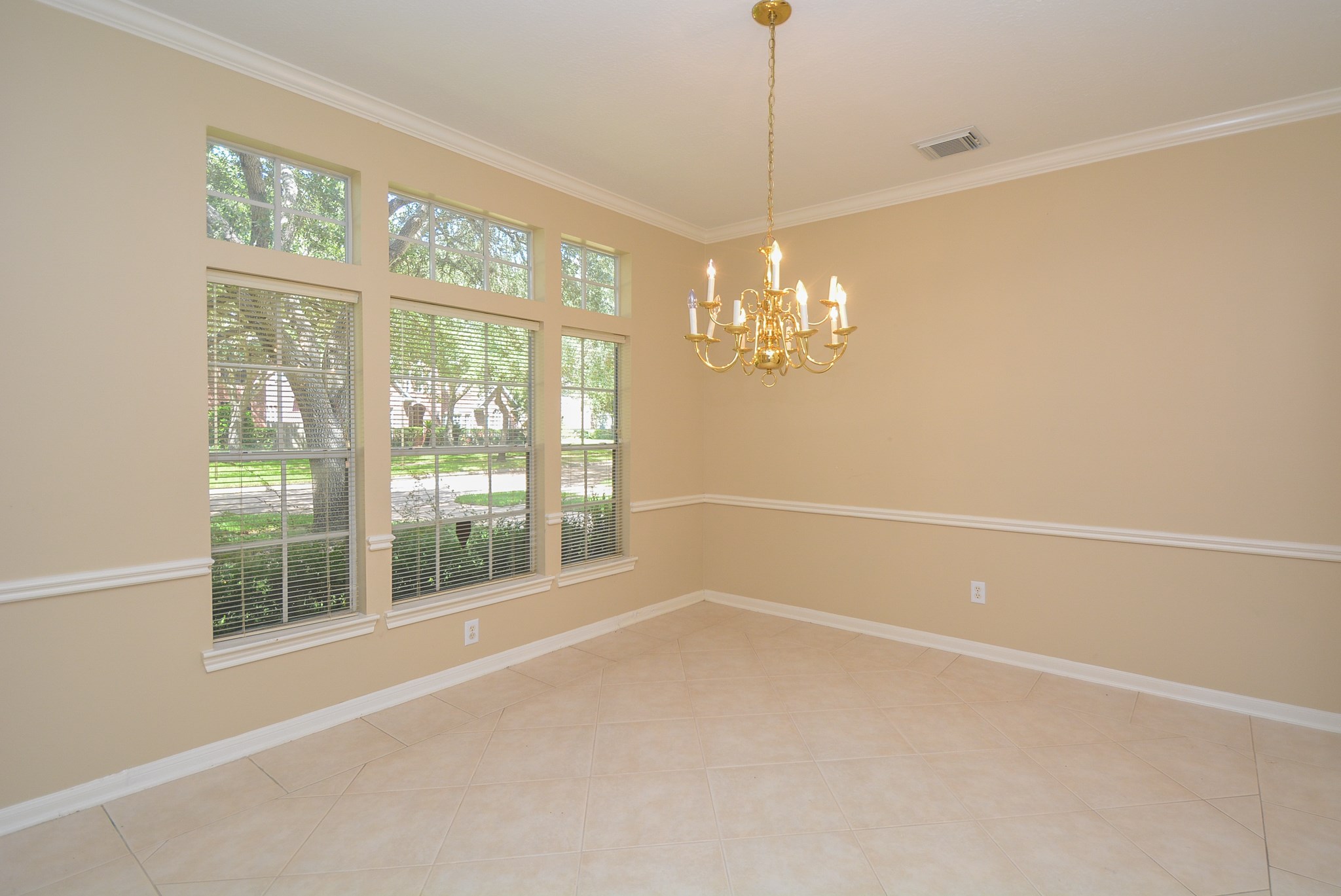 17415 Fountainview Circle Property Photo 4