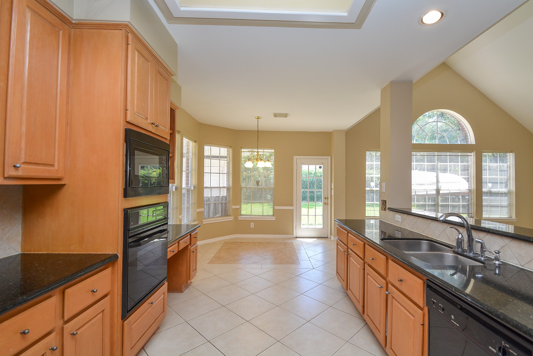 17415 Fountainview Circle Property Photo 4