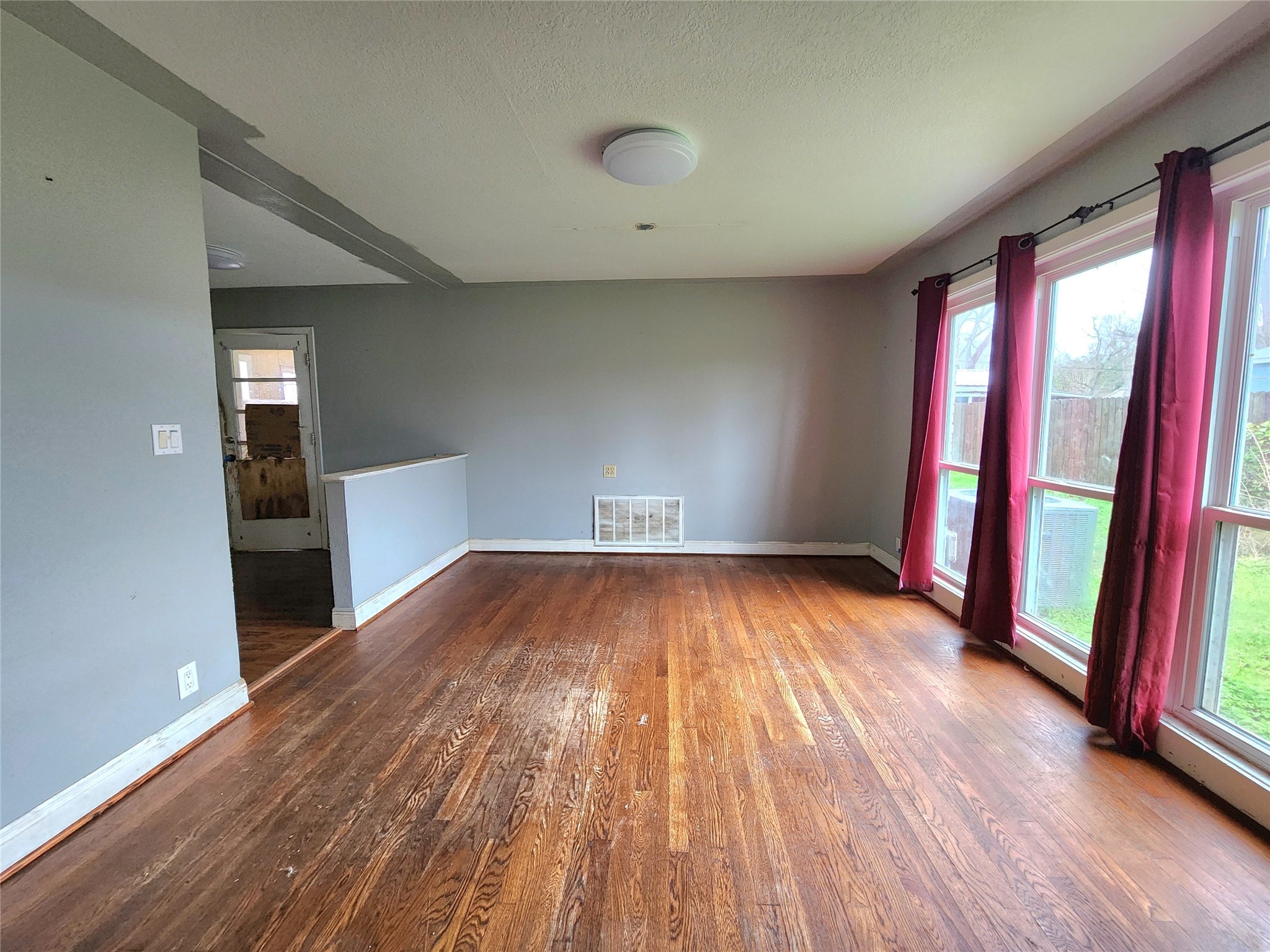909 E 2nd Street Property Photo 5