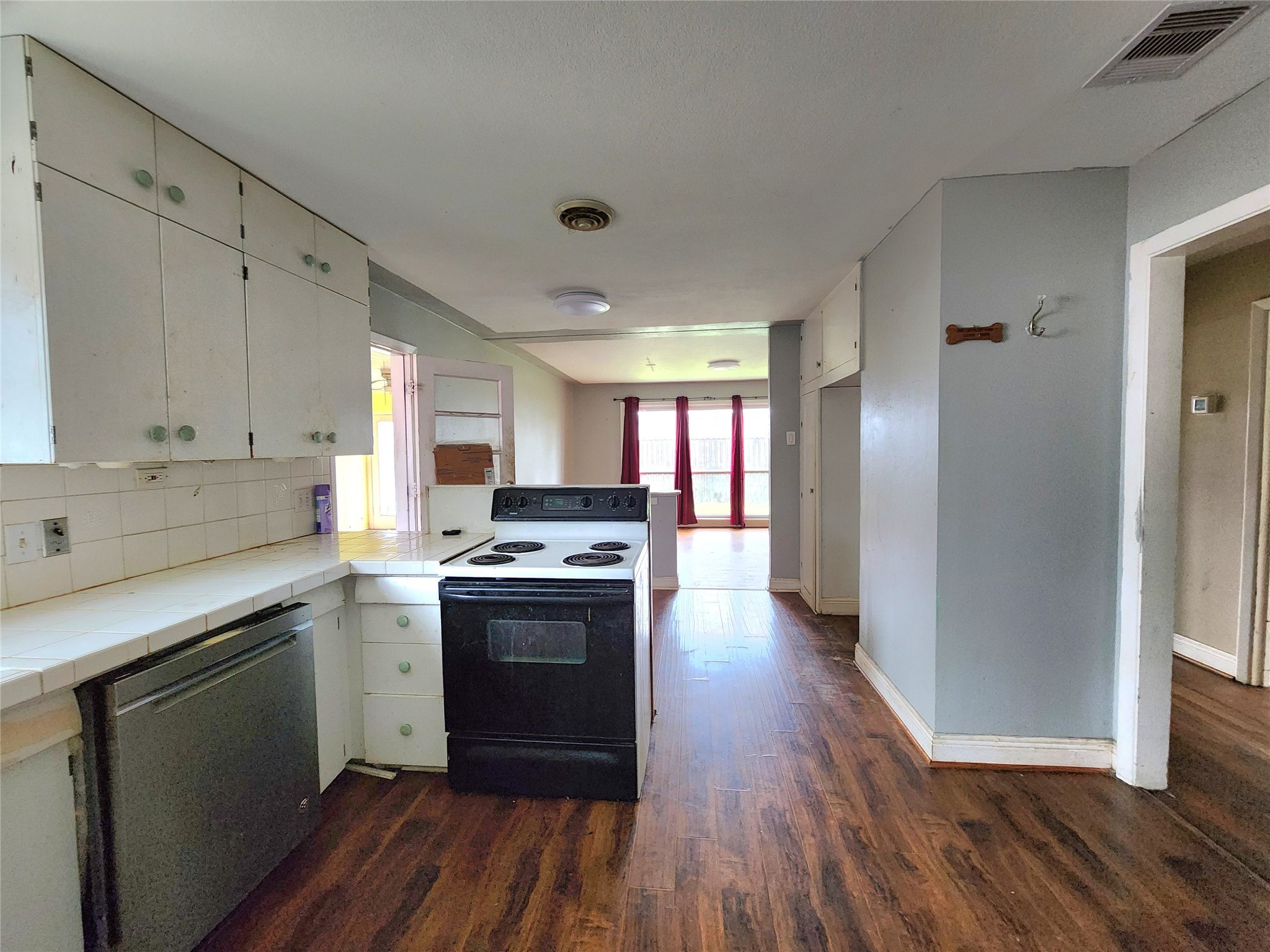 909 E 2nd Street Property Photo 10
