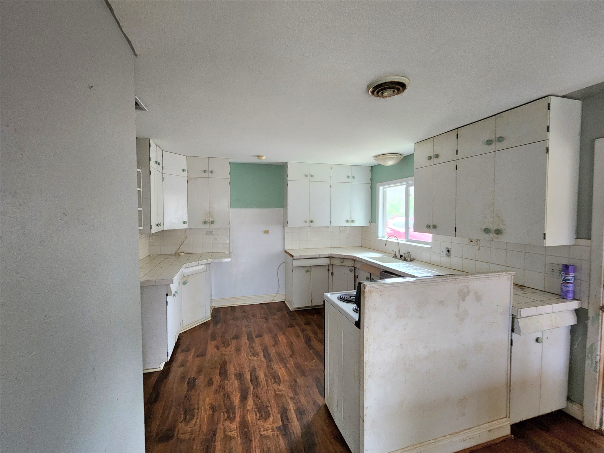 909 E 2nd Street Property Photo 11