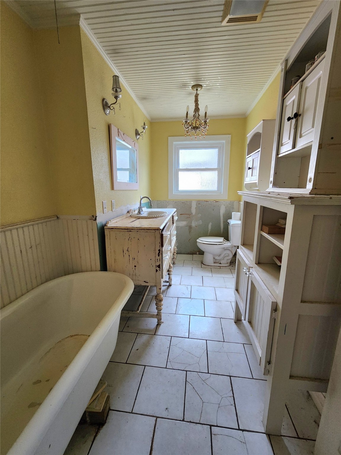 909 E 2nd Street Property Photo 17
