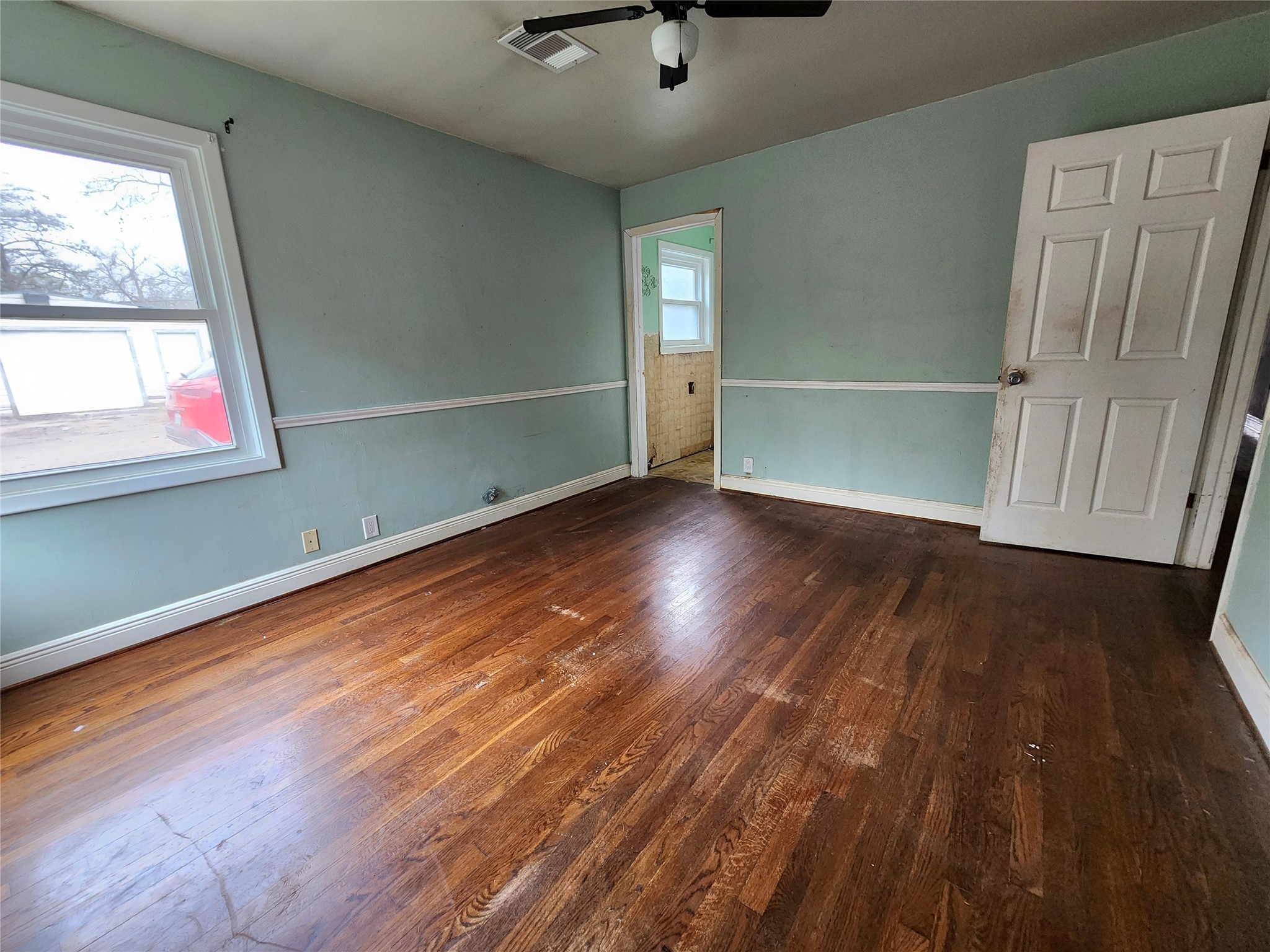 909 E 2nd Street Property Photo 18