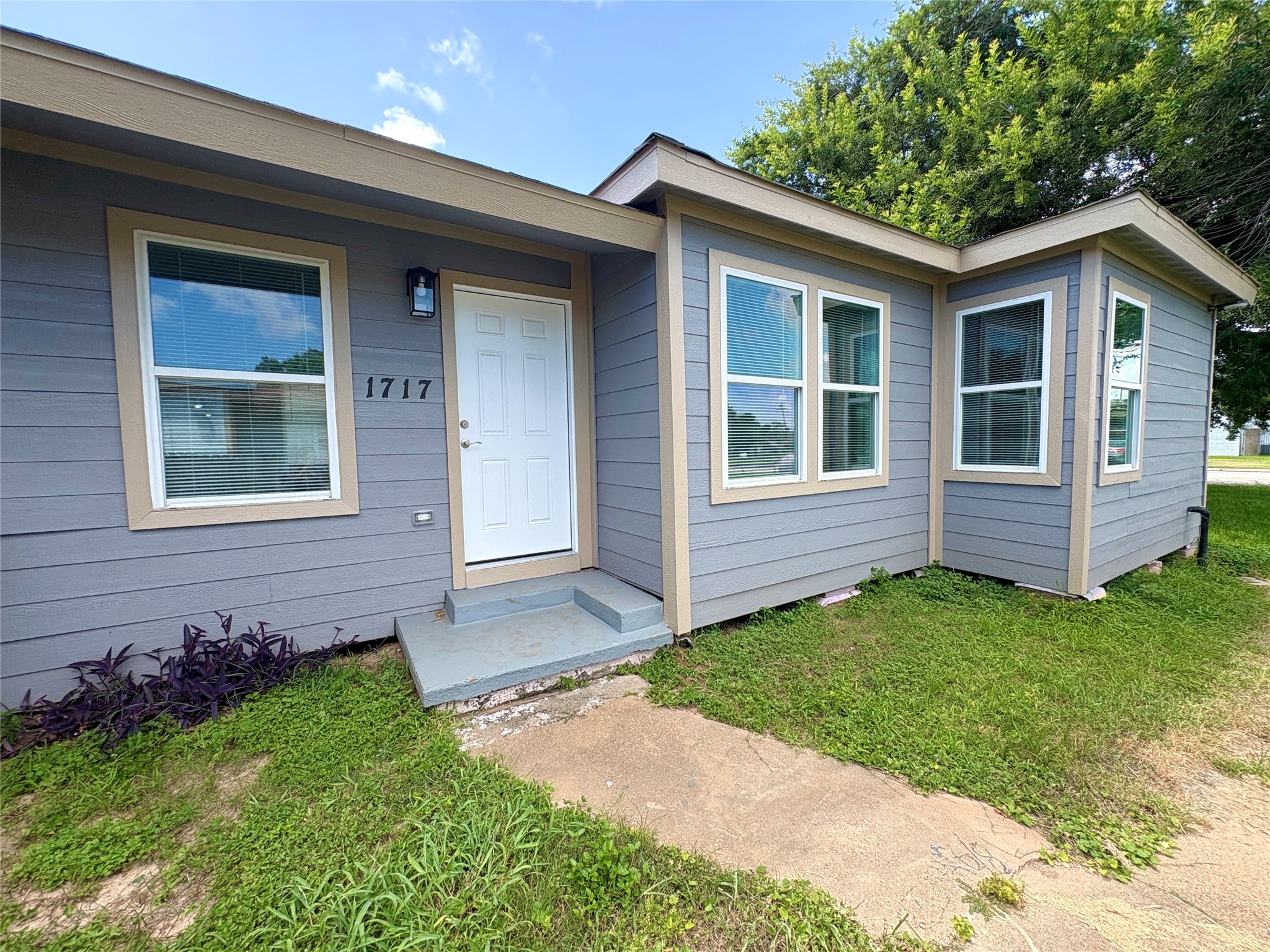 1717 W 4th Street Property Photo 1