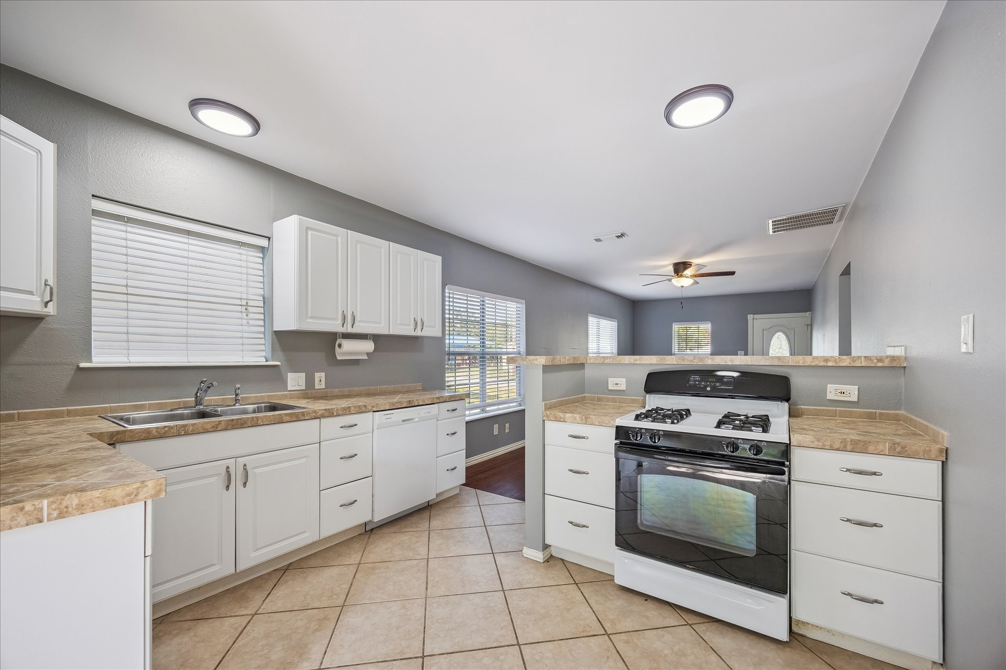2105 Lawrence Street Property Photo 3