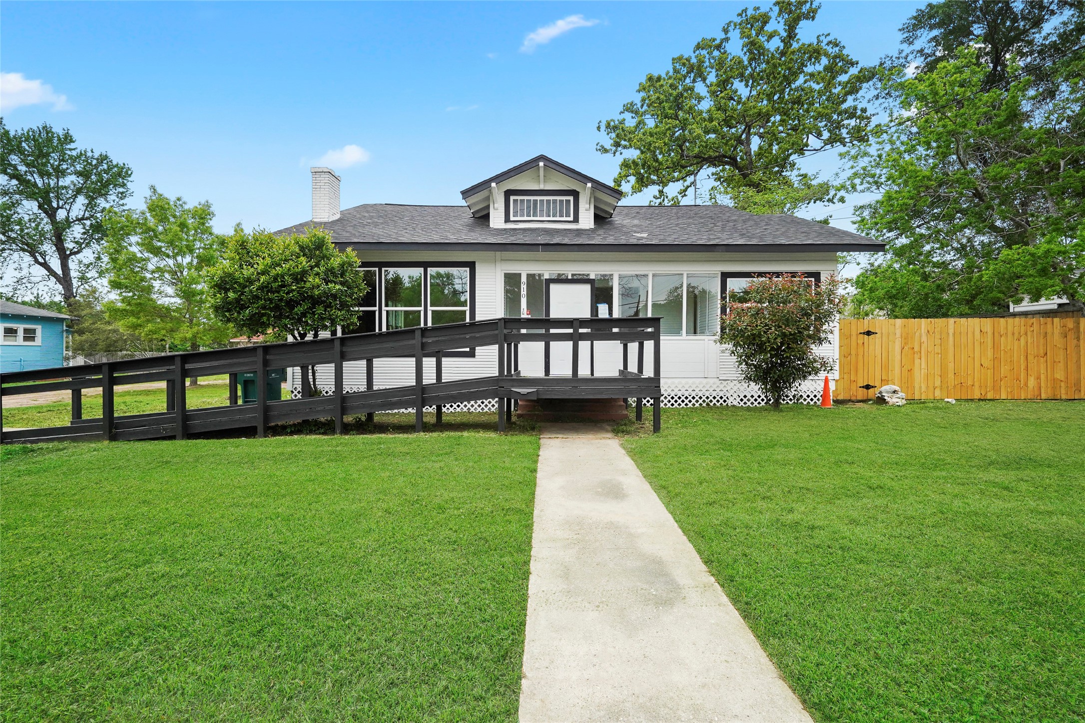 910 Cable Street Property Photo