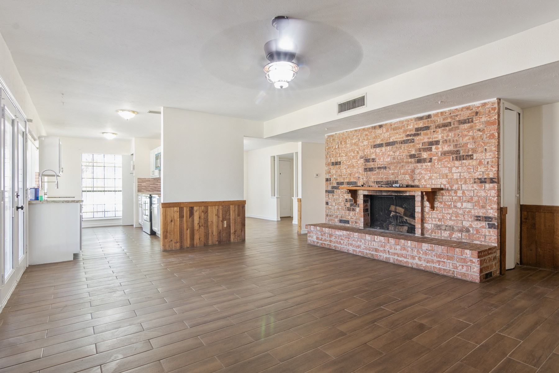 14603 Lorne Drive Property Photo 4