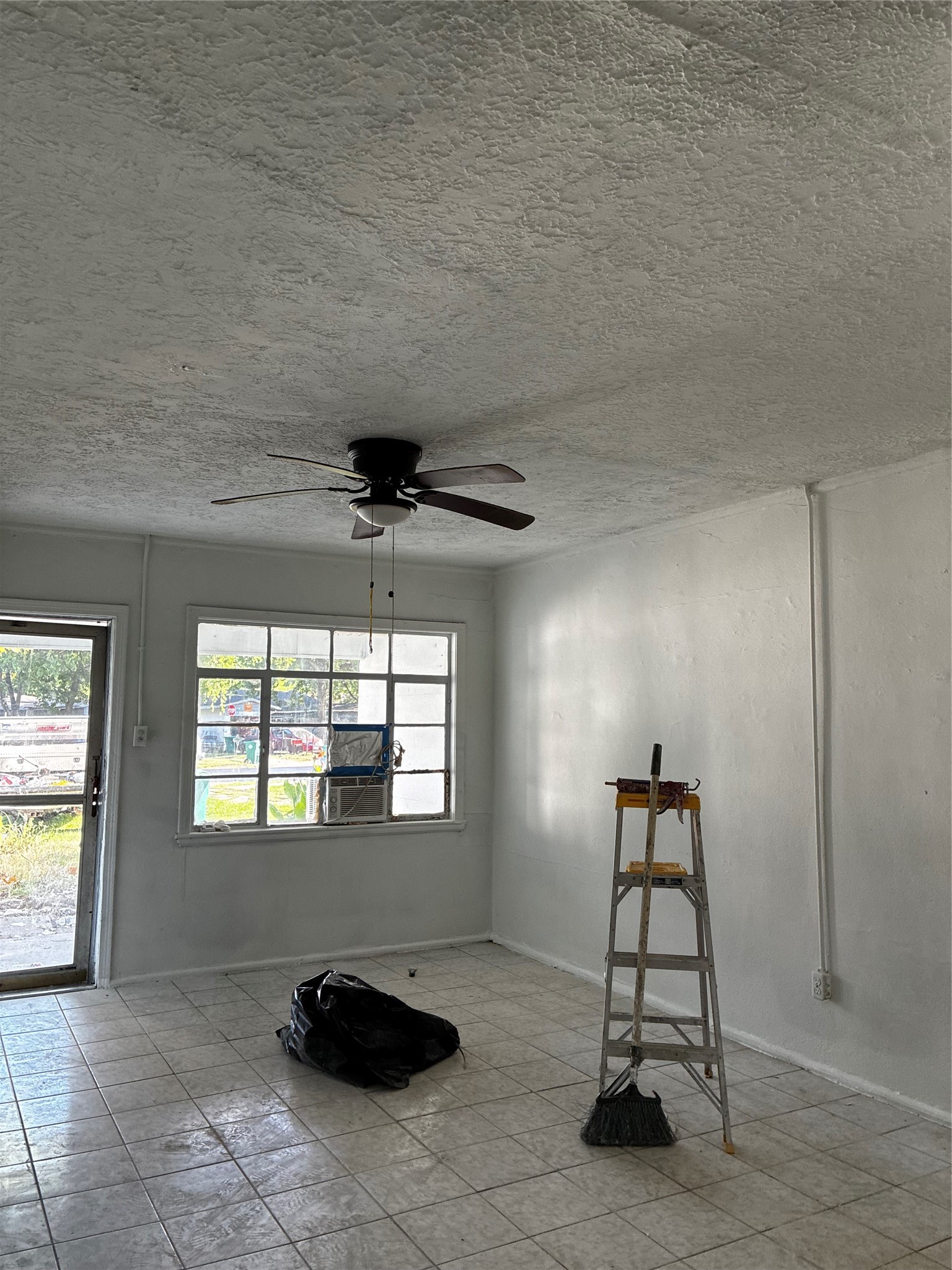 913 Anthony Court Property Photo 3