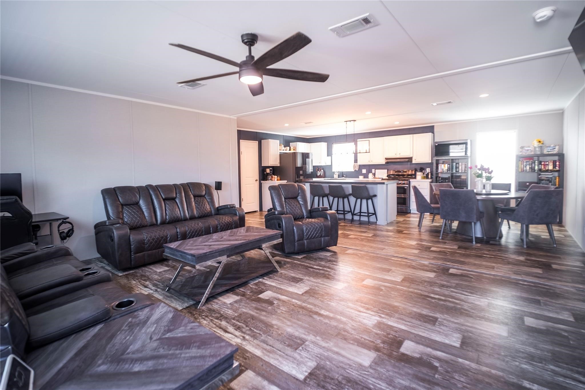 5402 Five Oaks Drive Property Photo 3