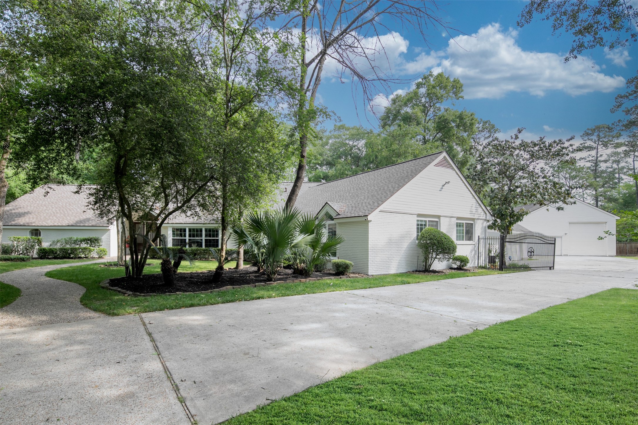 27 W Shaker Court Property Photo 4