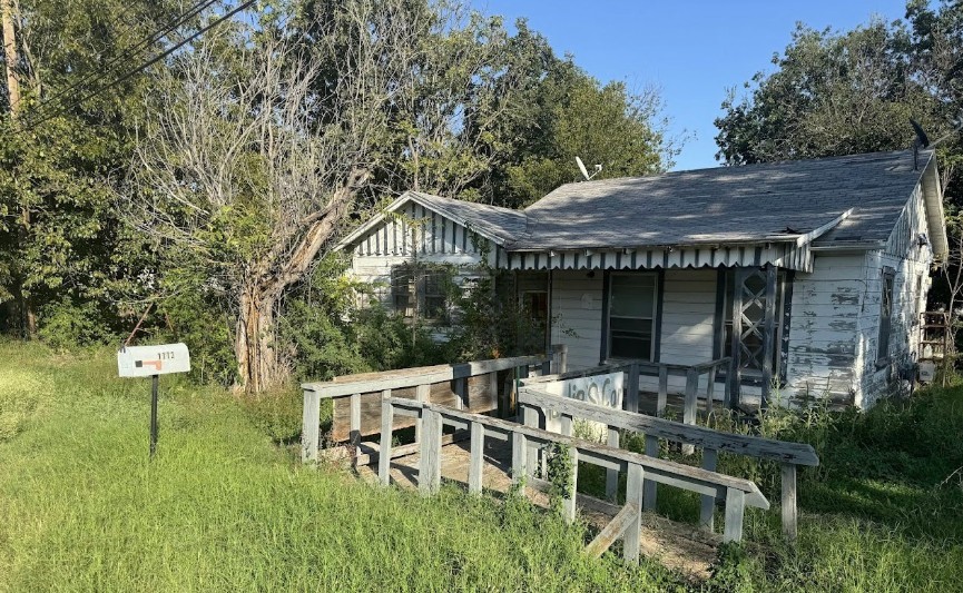1112 N Austin Street Property Photo 1